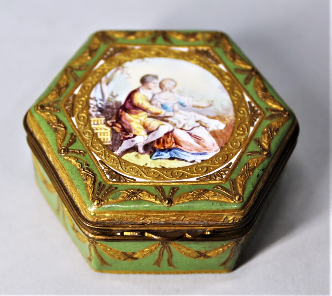 EARLY 19TH C. ENAMEL FRENCH HINGED PATCH BOX, 2.5" (1 of 4)