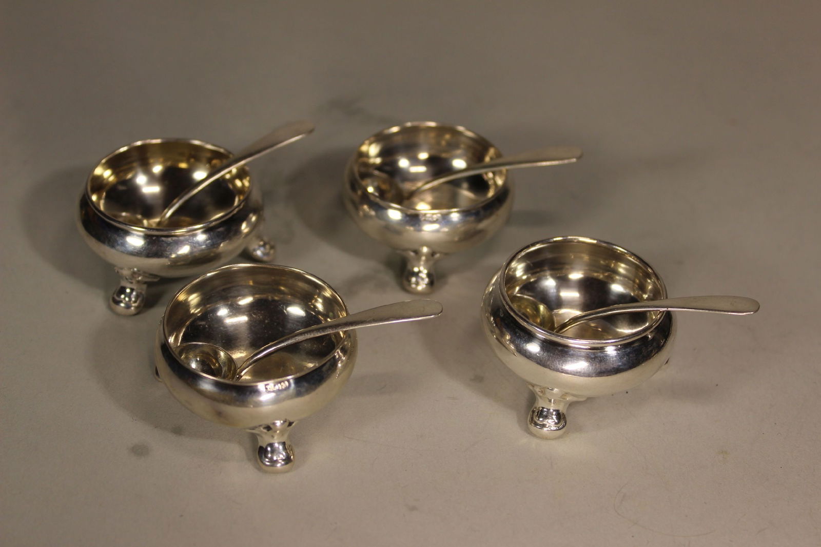 SET OF FOUR CONTINENTAL SILVER OPEN SALTS W/ MATCHING SPOONS, 1.75" AND 2" RESPECTIVELY. 90.3G (1 of 5)