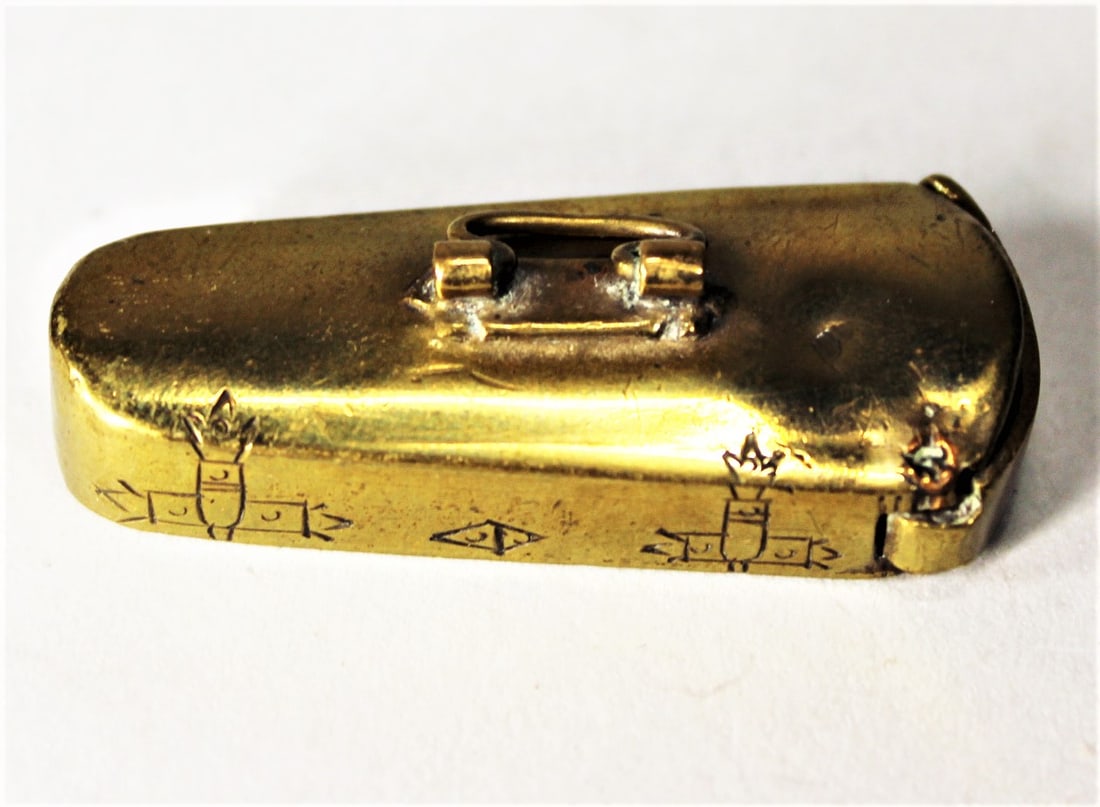 19TH C. ANTIQUE RARE VIOLIN CASE CIGAR CUTTER, HAS DENT TO TOP OF CASE. 1.75" (1 of 2)