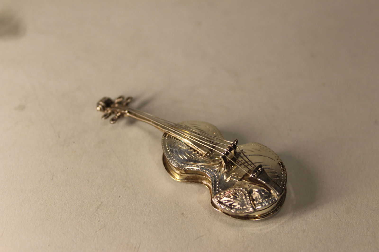 WALLACE STERLING SILVER VIOLIN FORM PILL BOX, 3": WALLACE STERLING SILVER VIOLIN FORM PILL BOX, 3"