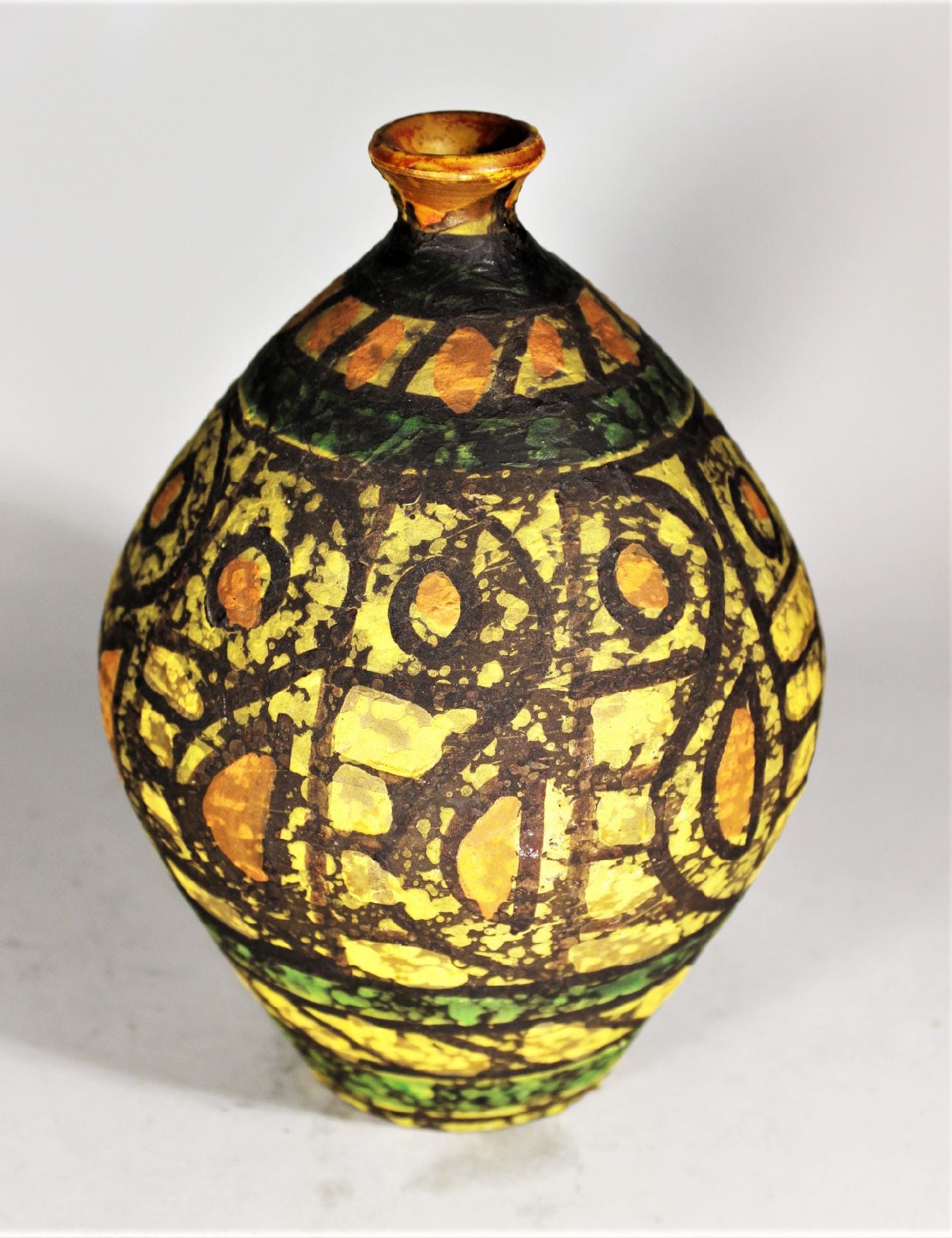 MID CENTURY MODERN ITALIAN HAND PAINTED POTTER VASE BY TOSCANY, 7 1/2" TALL x 5 1/2" WIDE AT GIRTH (1 of 6)