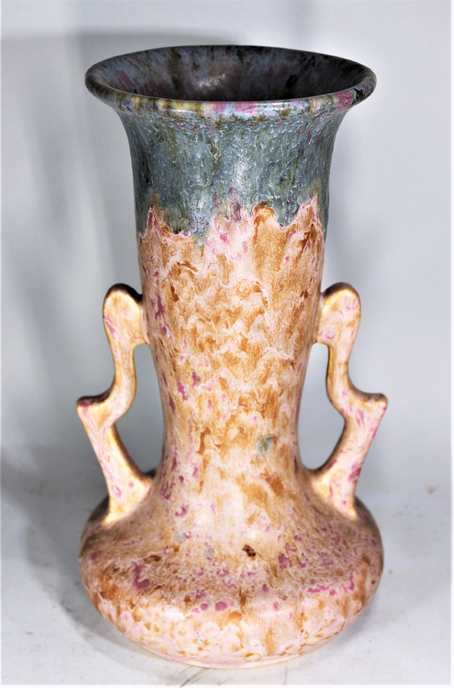ROSEVILLE LARGE ART POTTERY CARNELIAN HANDLED VASE, 10" TALL x 6" WIDE, VERY GOOD CONDITION.: ROSEVILLE LARGE ART POTTERY CARNELIAN HANDLED VASE, 10" TALL x 6" WIDE, VERY GOOD CONDITION.