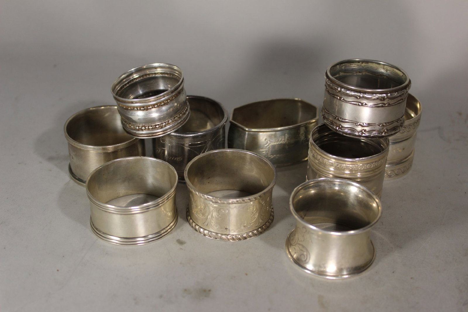 LOT: 11 PIECES STERLING SILVER NAPKIN RINGS, VARIOUS MAKERS, TOTAL WEIGHT 209.5 GRAMS (1 of 4)