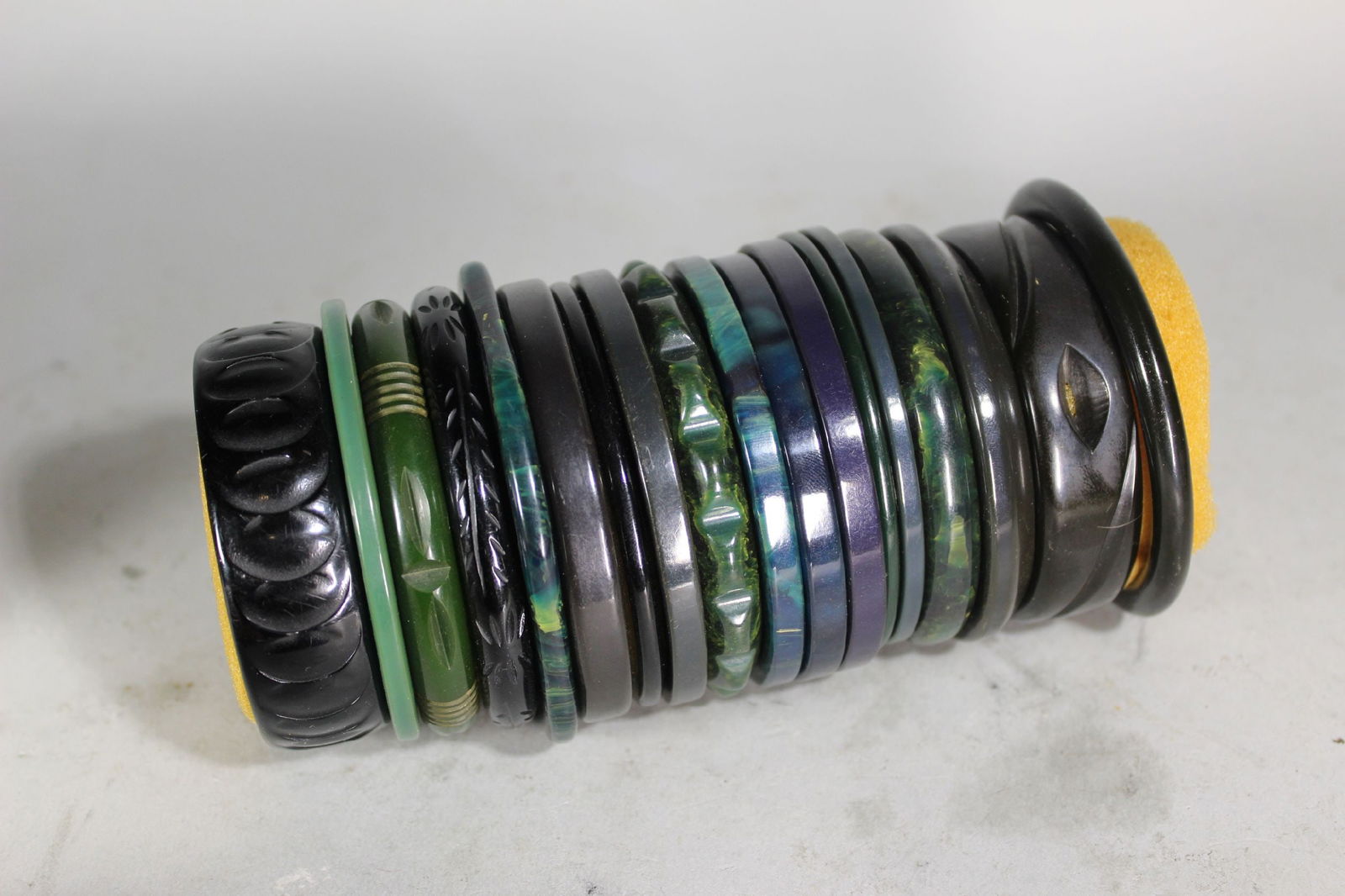 LOT: 18 CARVED AND PLAIN COLORFUL ANTIQUE BAKELITE PLASTIC BANGLE BRACELETS, VERY GOOD CONDITOIN, (1 of 2)