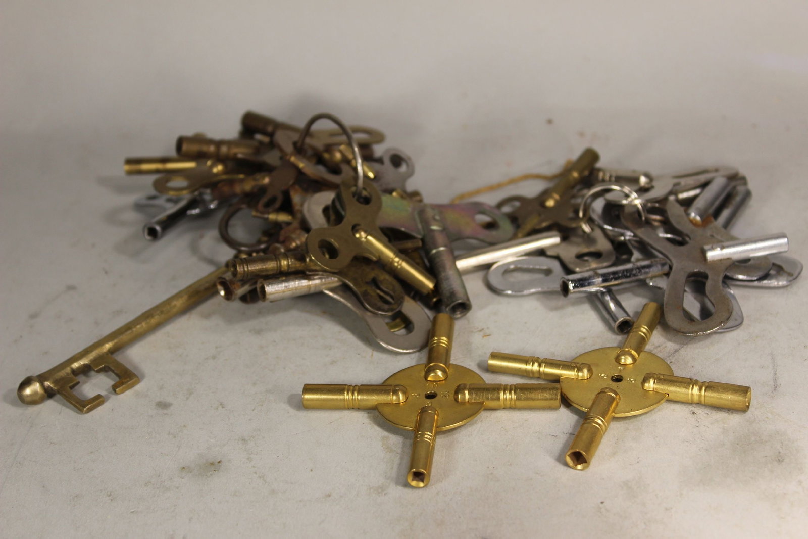 LOT: APPROXIMATELY 36 KEYS, MOSTLY CLOCK KEYS, LARGEST 6", GOOD TO VERY GOOD CONDITION. (1 of 4)