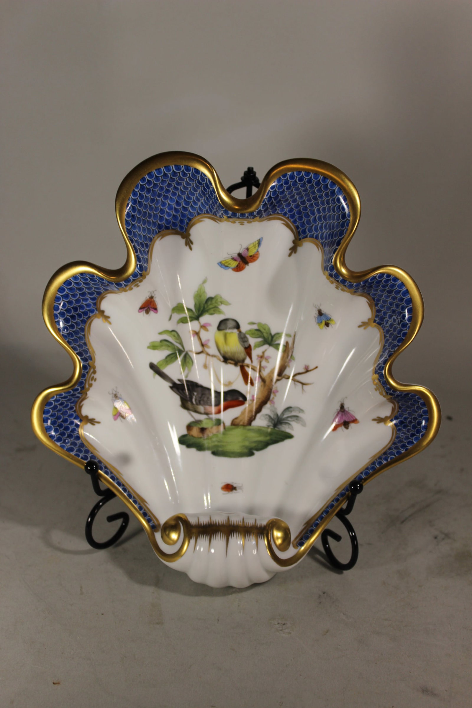 HEREND ROTHSCHILD SHELL FORM SERVING BOWL HAVING BLUE DECORATUION, PRISTINE CONDITION, 9" x 8 1/2". (1 of 4)