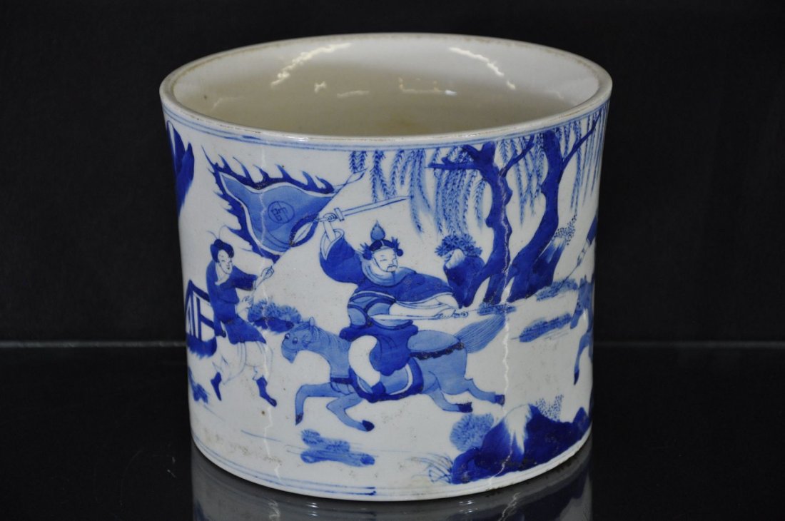 18TH C. CHINESE BLUE AND WHITE PORCELAIN BRUSH: Brush pot depicting a war story, six Chinese characters marked on base. 6"T 7.5"D