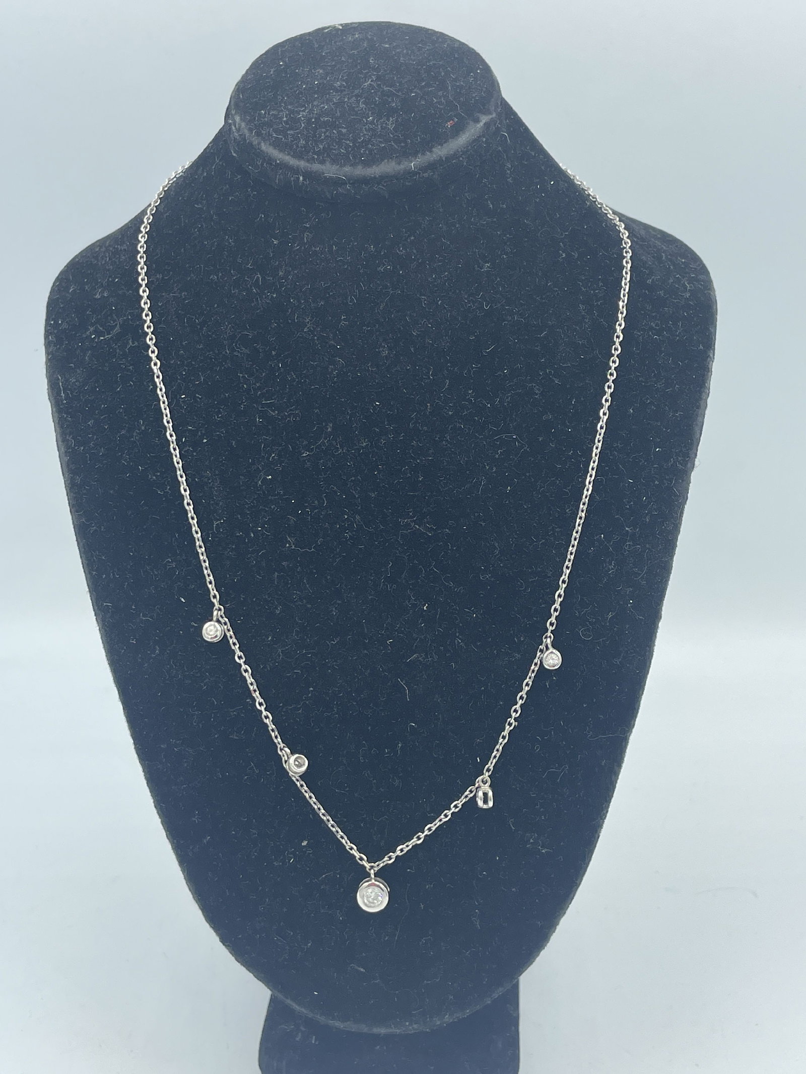 14K WHITE GOLD AND DIAMOND NECKLACE, 3.57G: 14K WHITE GOLD AND DIAMOND NECKLACE, 3.57G