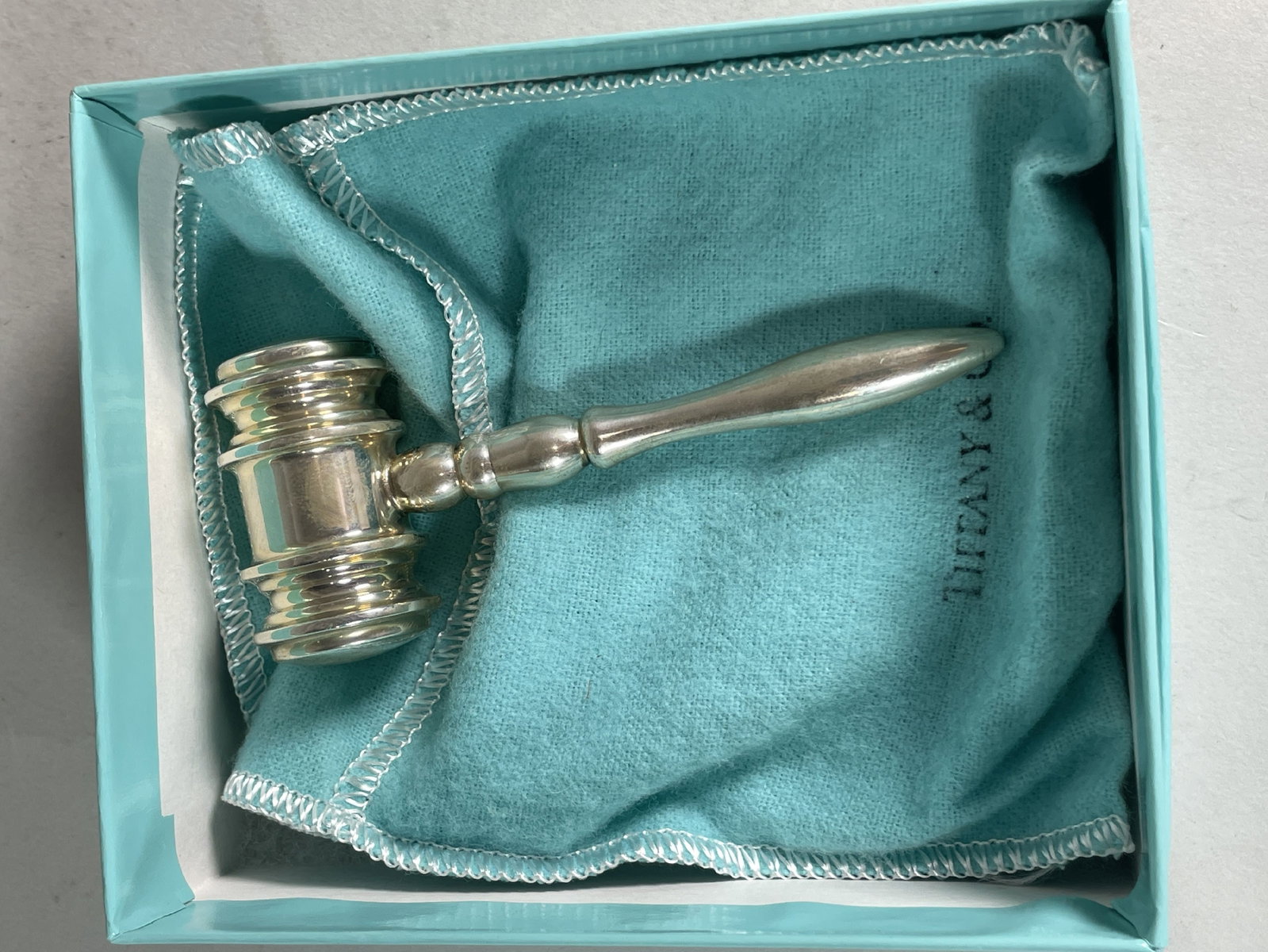 A TIFFANY STERLING SILVER BABY RATTLE IN BOX, 4" X 2". 2.7OZT: A TIFFANY STERLING SILVER BABY RATTLE IN BOX, 4" X 2". 2.7OZT