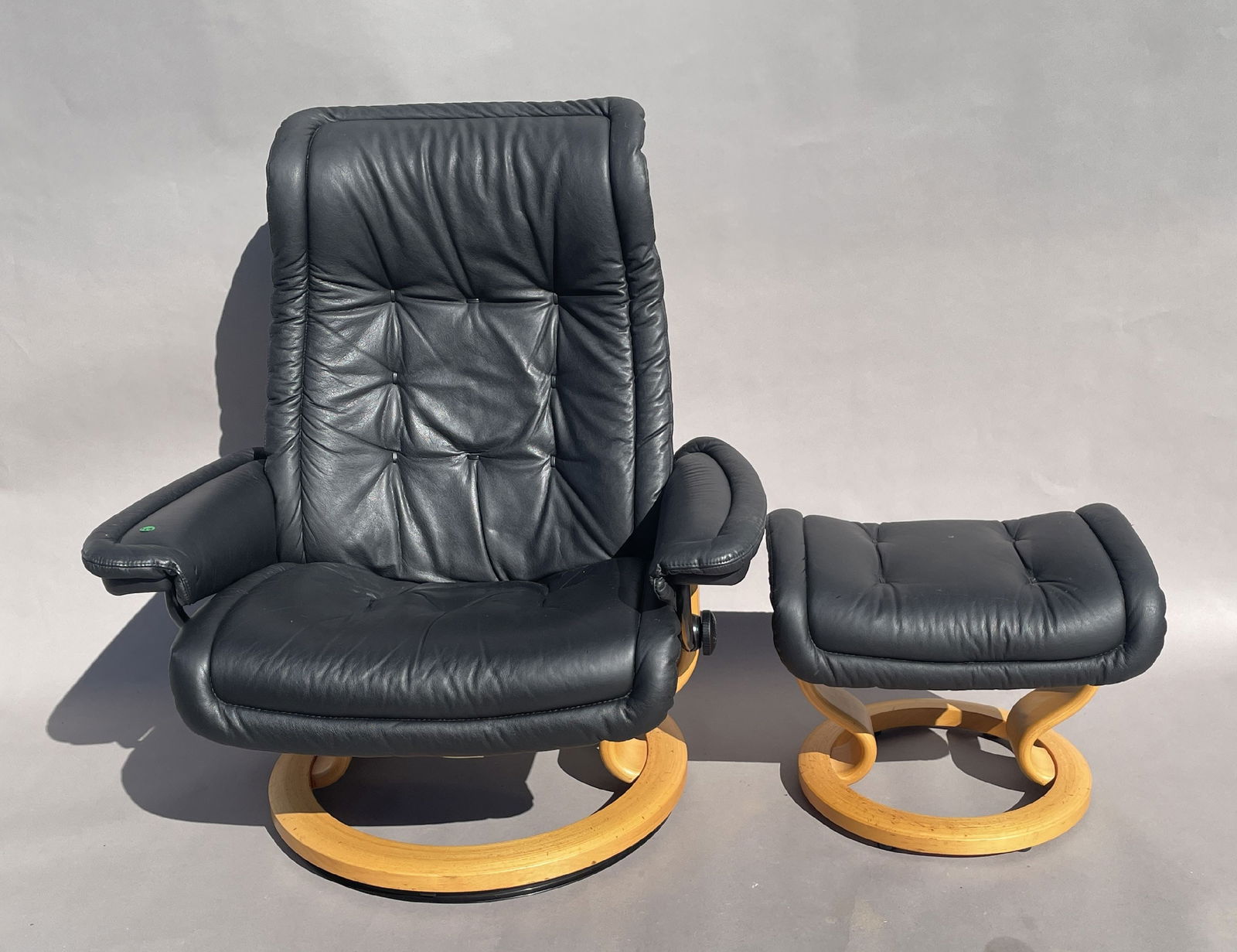 AN EKORNES BLACK LEATHER CHAIR AND OTTOMAN (1 of 7)