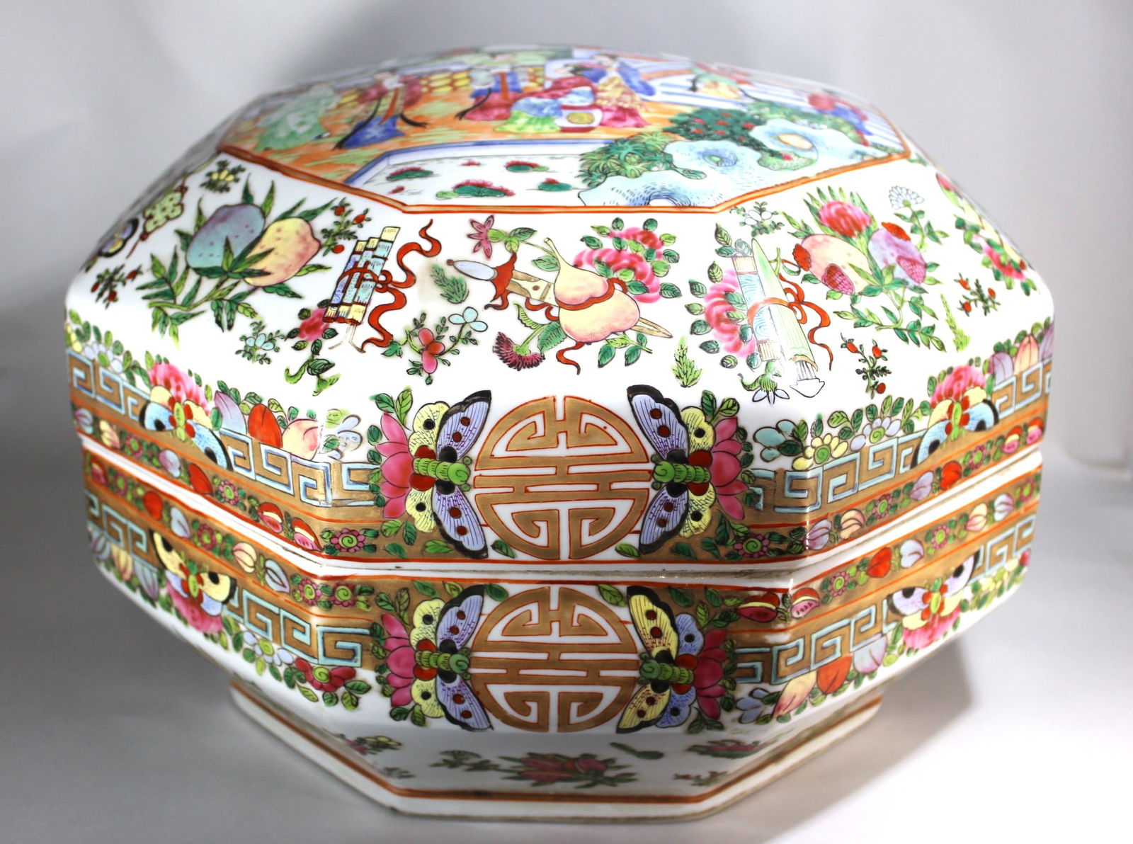 LARGE CHINESE FAMILLE ROSE OCTAGON SHAPED PORCELAIN BOX 9.5" TALL X 13" WIDE (1 of 4)