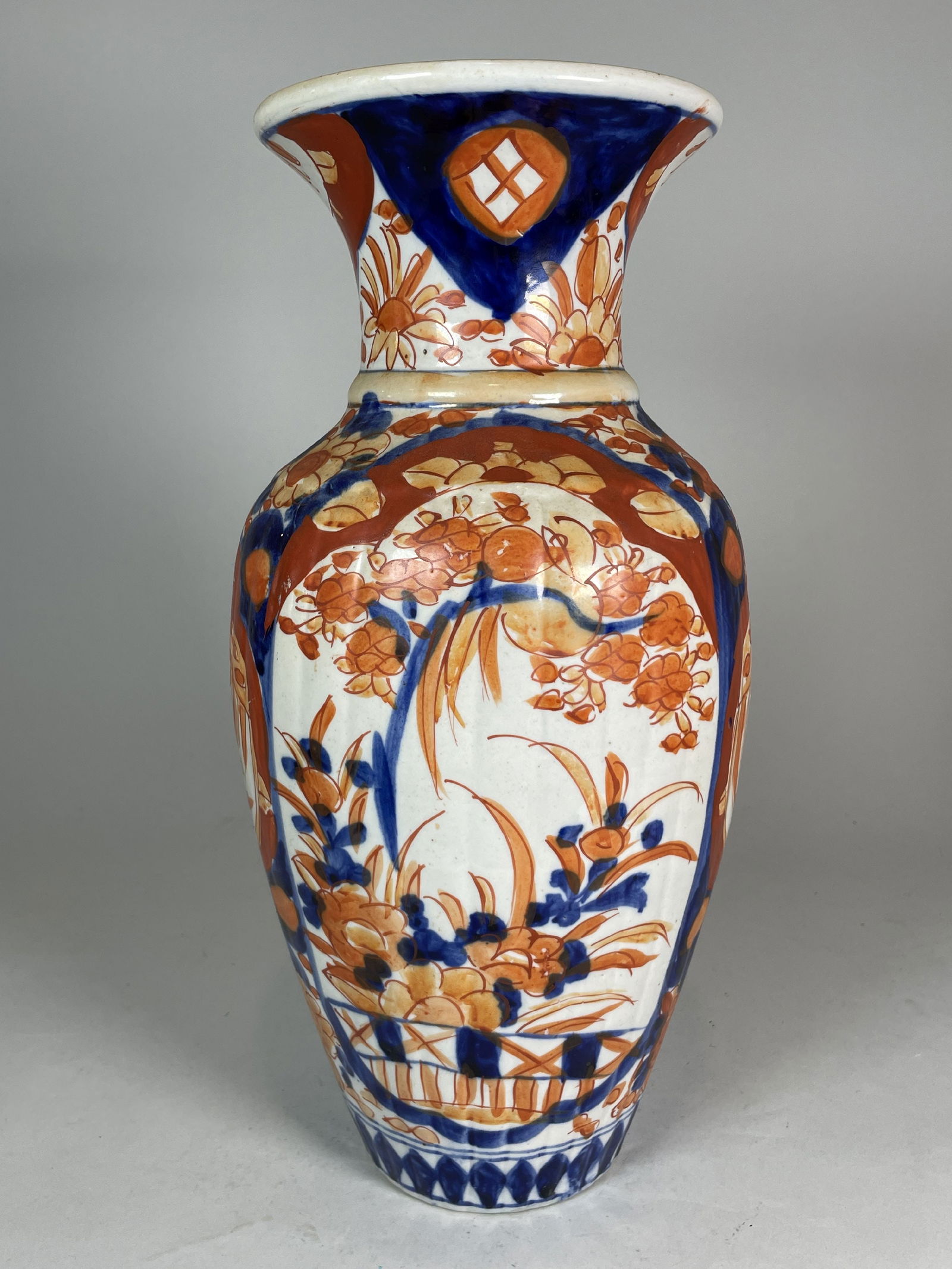 A LARGE CHINESE IMARI VASE DECORATED IN EARLY 20TH CENTURY, 15" TALL (1 of 7)