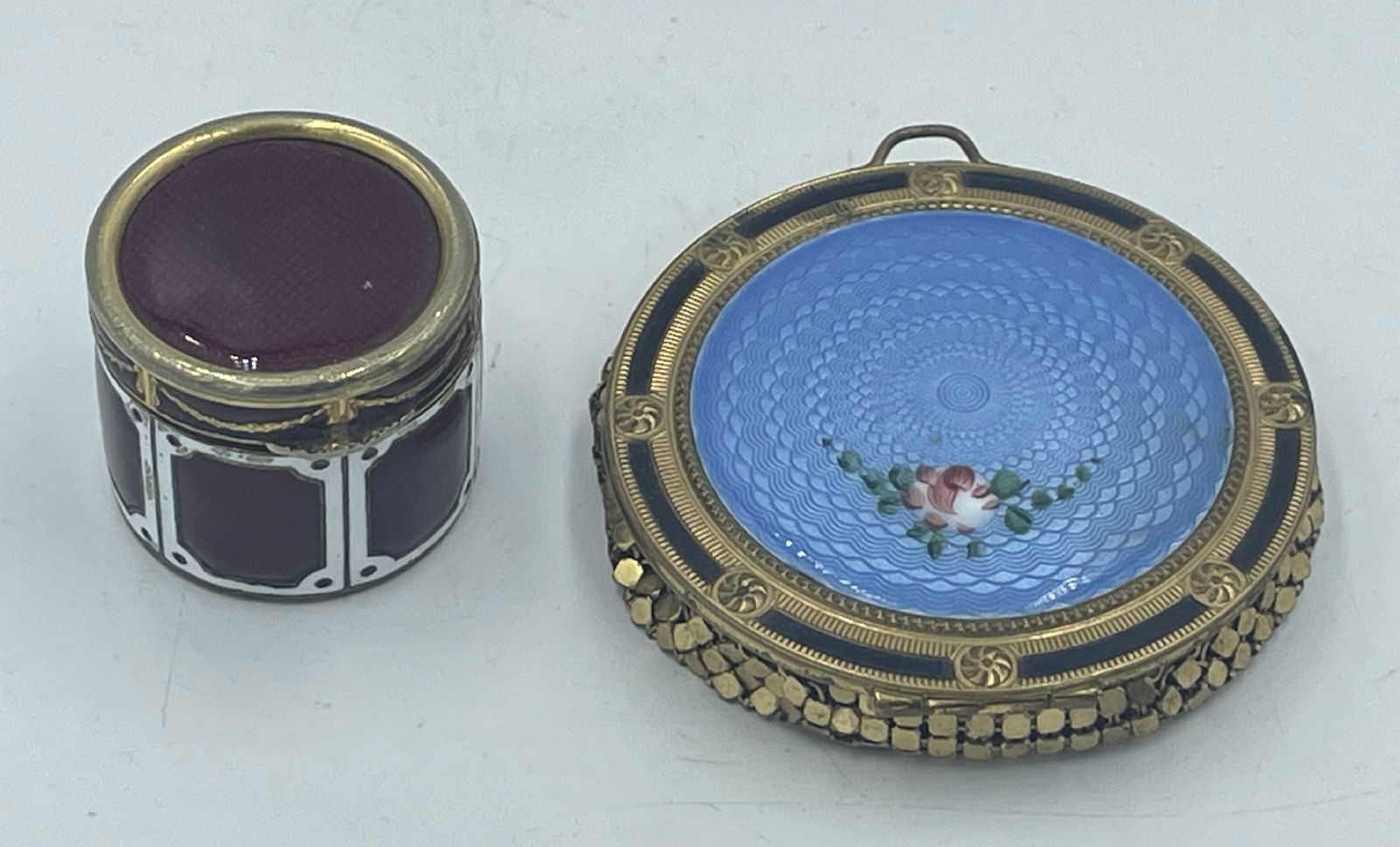 GUILLOCHE PURSE AND AN ENAMELED JAR, 3" AND SMALLER: GUILLOCHE PURSE AND AN ENAMELED JAR, 3" AND SMALLER