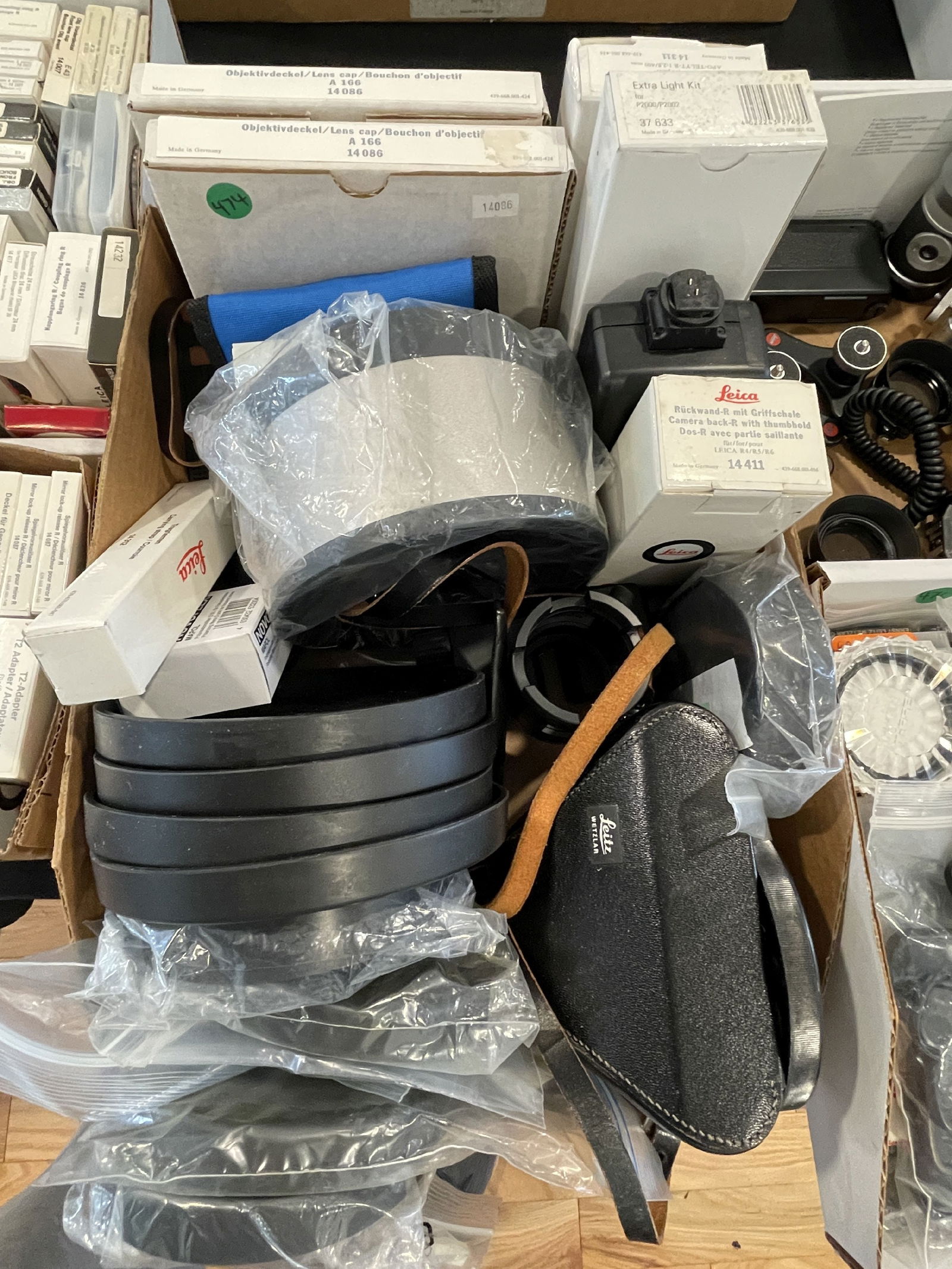 LARGE LOT OF LEICA ACCESSORIES (1 of 8)