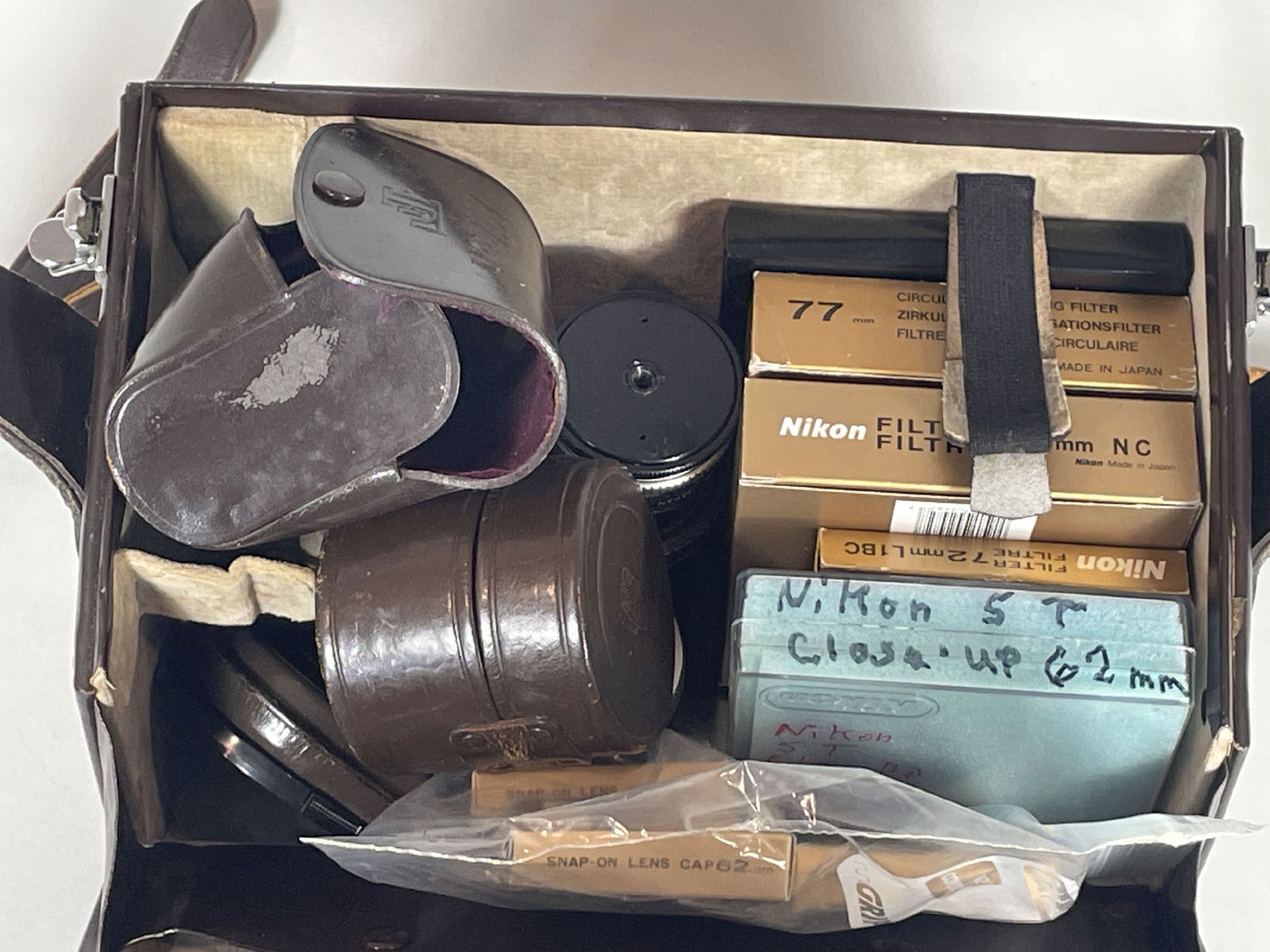 VINTAGE NIKON ACCESSORY LOT: VINTAGE NIKON ACCESSORY LOT