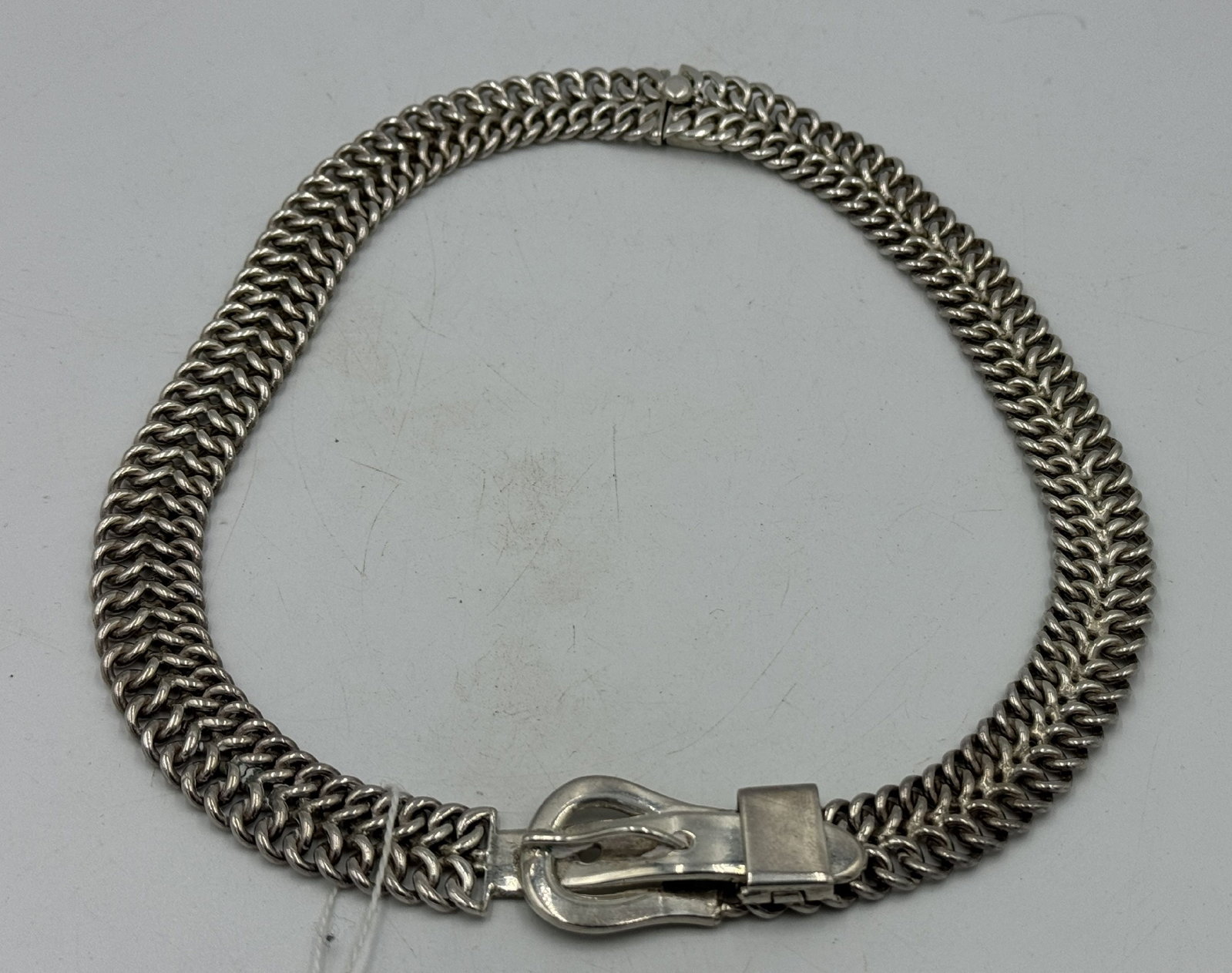 A DESIGNER STERLING SILVER BELT BUCKLE CHOKER, 4.13 OZT AND 18" LONG: A DESIGNER STERLING SILVER BELT BUCKLE CHOKER, 4.13 OZT AND 18" LONG