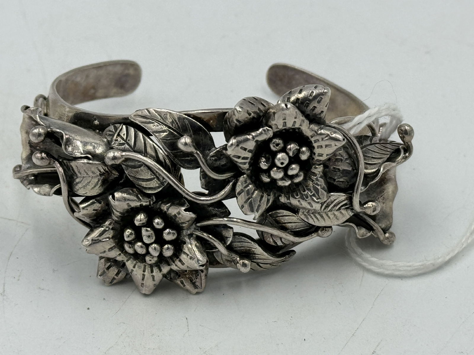 A HAND CRAFTED STERLING SILVER FOLIATE CUFF BRACELET, 52.7 GRAMS (1 of 3)