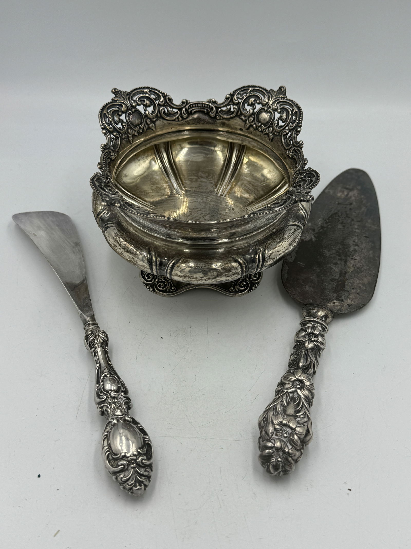 A STERLING SILVER COMPOTE AND TWO STERLING SILVER HANDLED SERVING UTENSILS, 322.1 GRAMS (1 of 3)