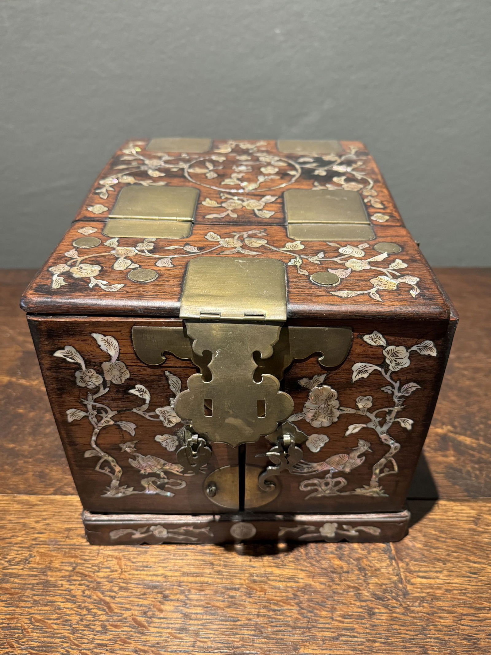 A MOTHER OF PEARL INLAID ANTIQUE CHINESE JEWELRY BOX WITH MIRROR 14"D 8'Wx 8" t (1 of 12)