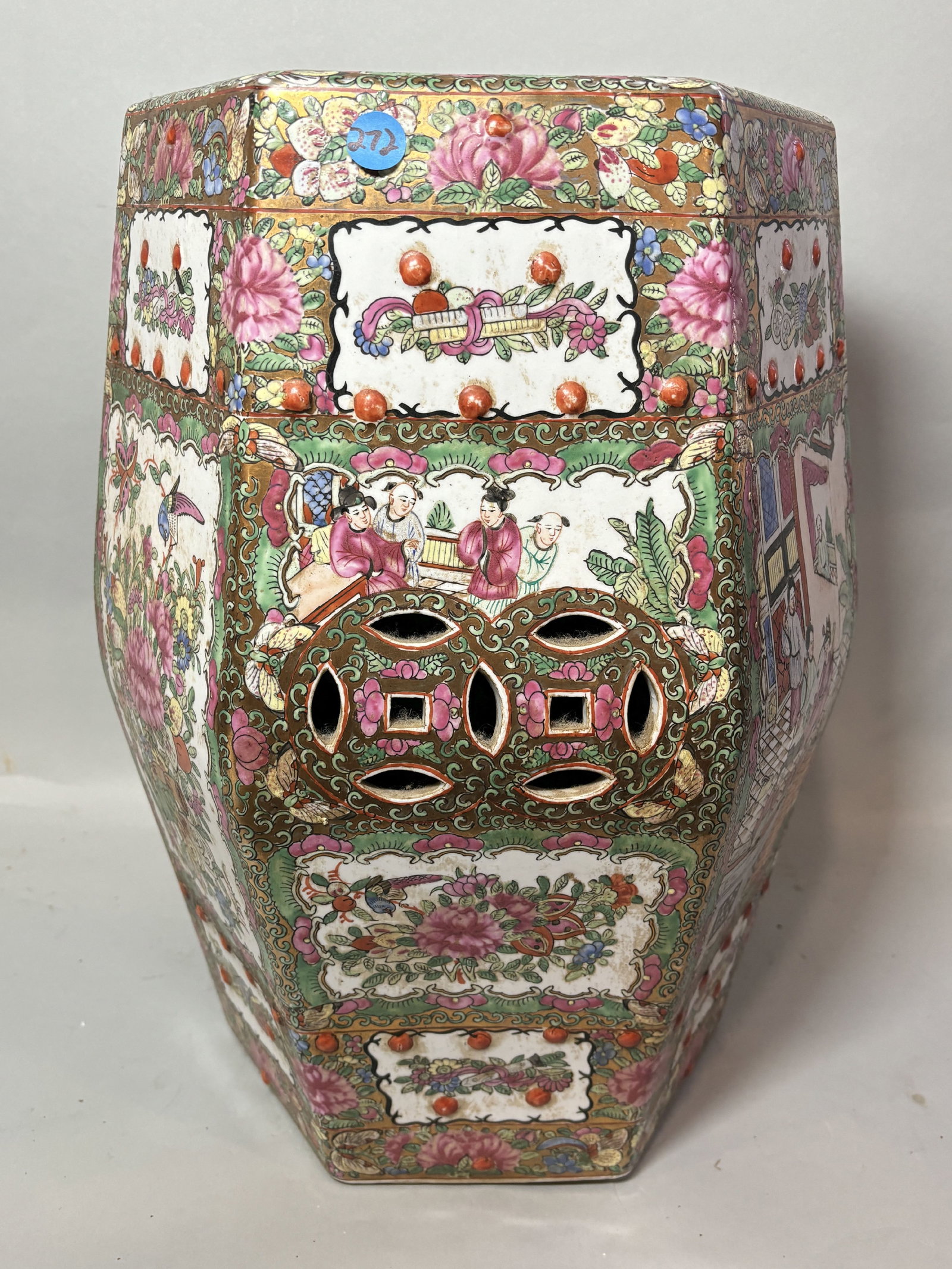 AN ANTIQUE ROSE MEDALLION GARDEN SEAT: AN ANTIQUE ROSE MEDALLION GARDEN SEAT