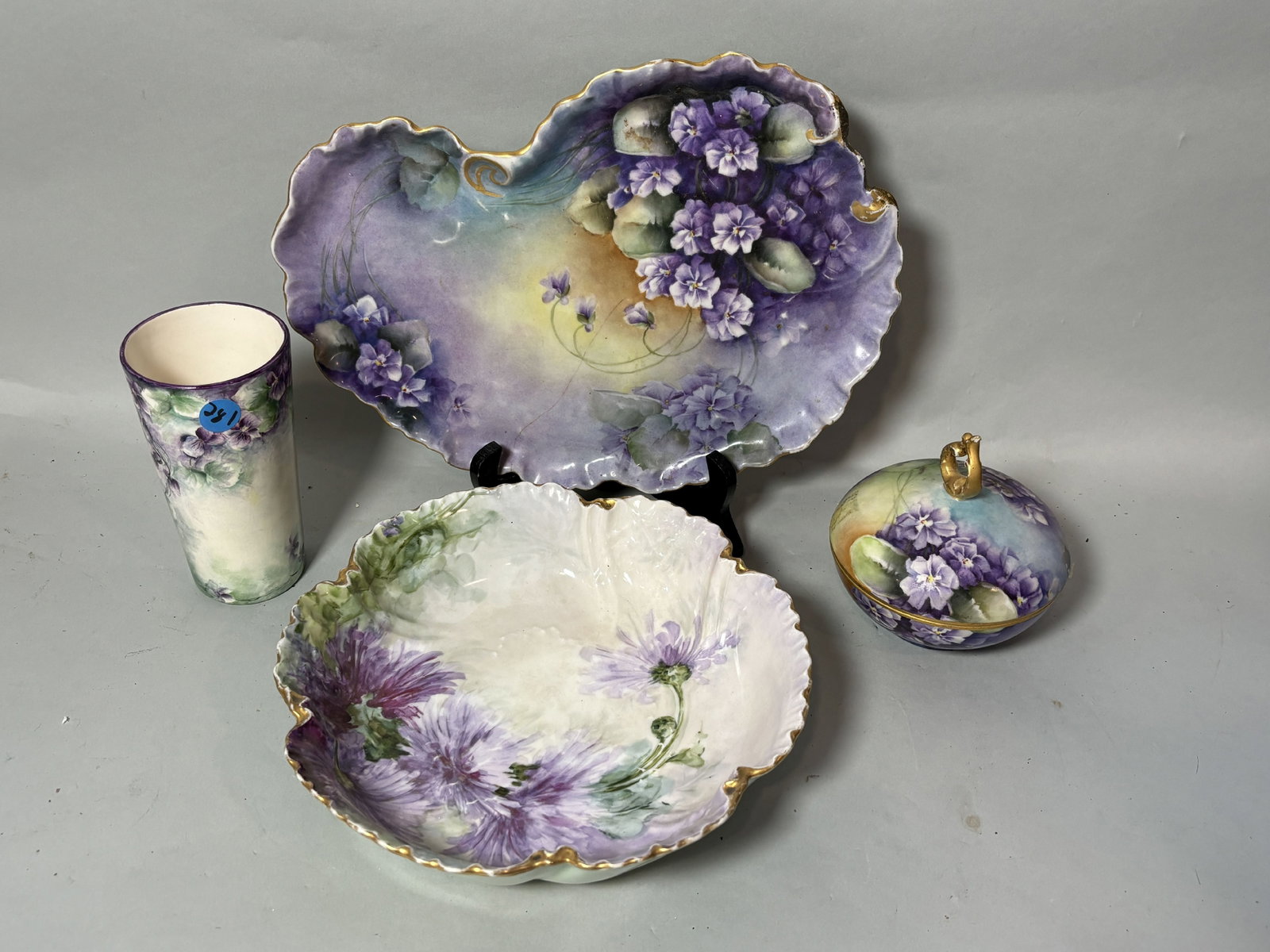 LIMOGES HAND PAINTED PORCELAIN ITEMS, 13" AND SMALLER: LIMOGES HAND PAINTED PORCELAIN ITEMS, 13" AND SMALLER