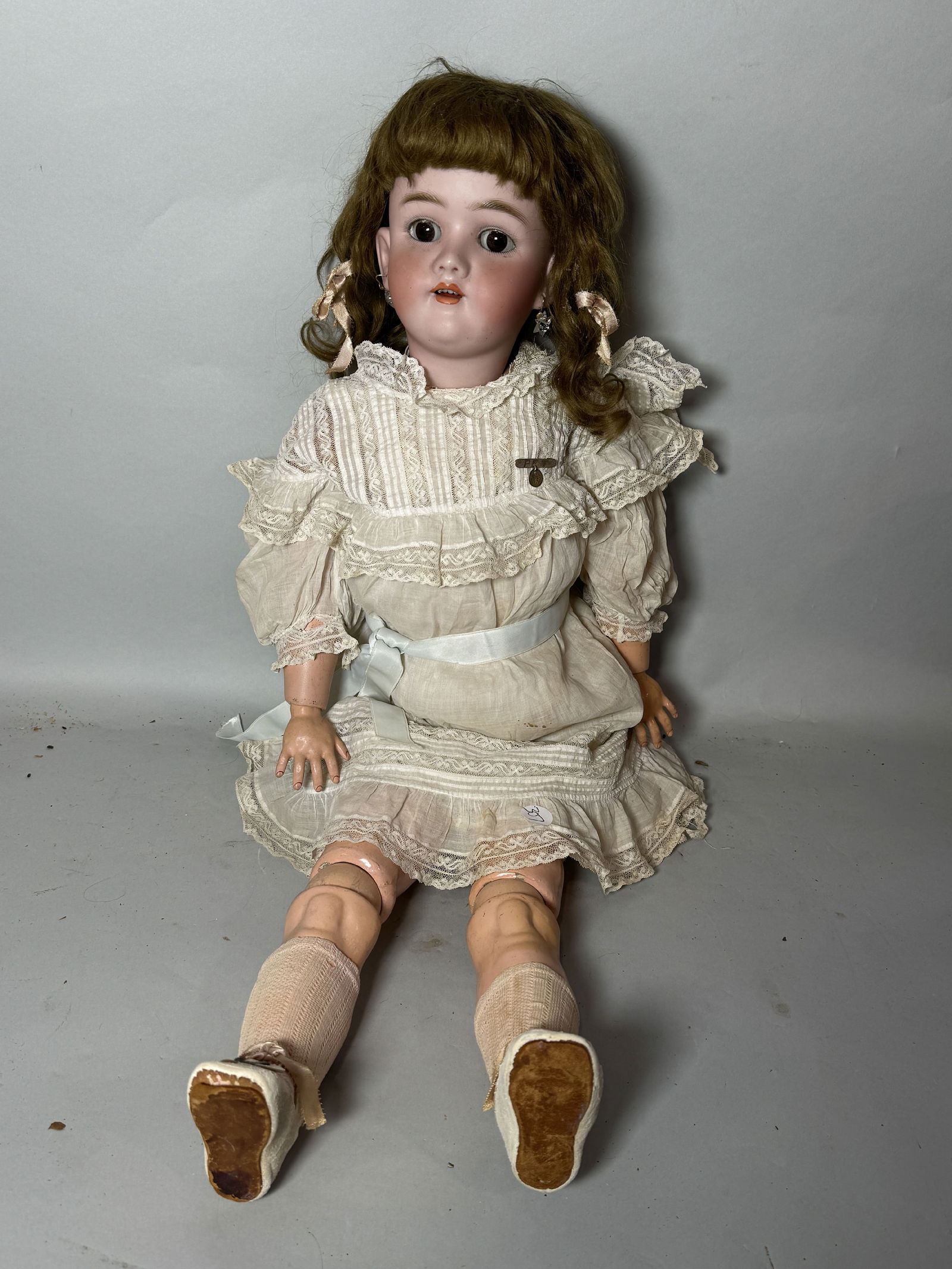 A SIMON AND HALBIG PORCELAIN HEAD DOLL, 27" (1 of 4)