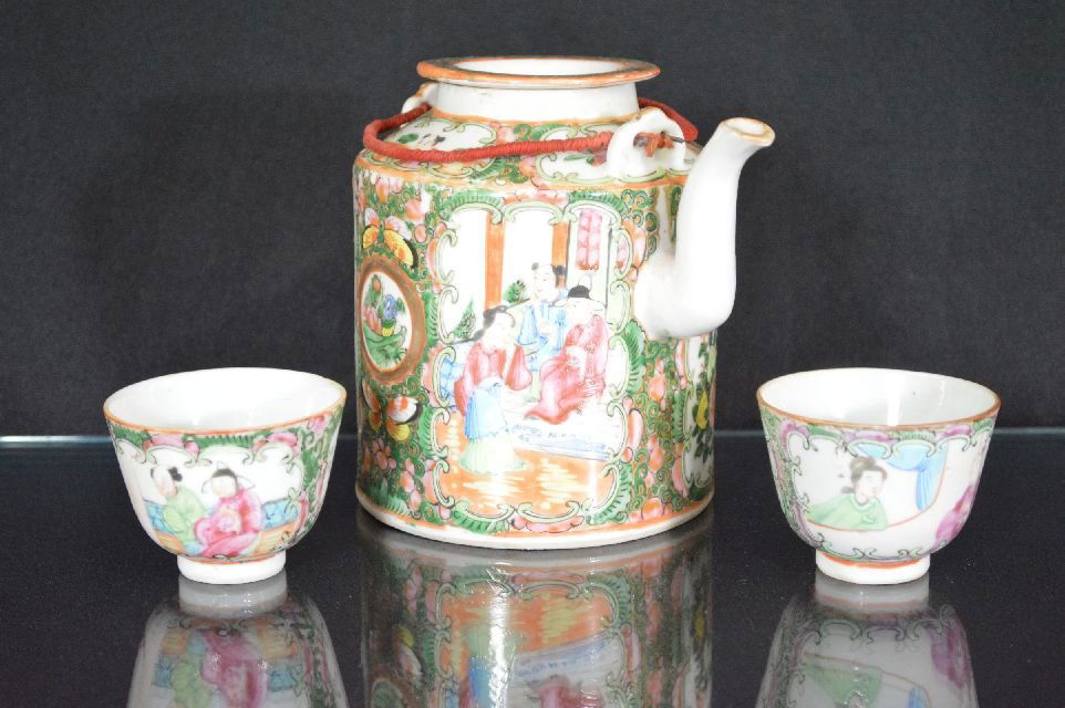 Chinese rose medallion tea set: porcelain tea set, china, 19th c. come with a tea pot, a pair of tea cup and box.