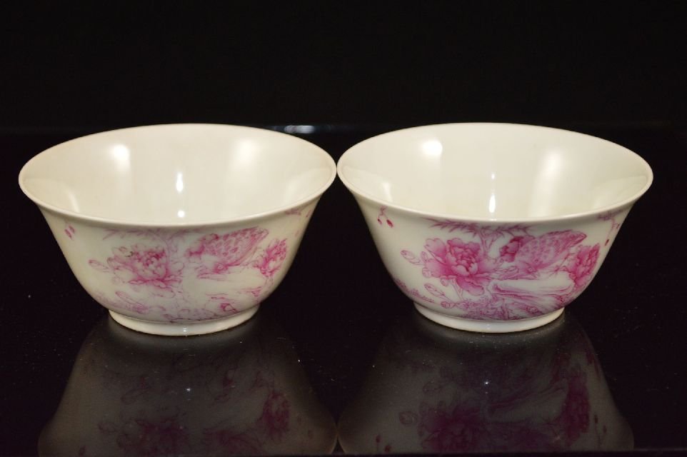 a pair of Chinese fmaille rose porcelain cup: porcelain cups, china, decorated with flower design and Chinese poem, six Chinese character mark on base. 4"D