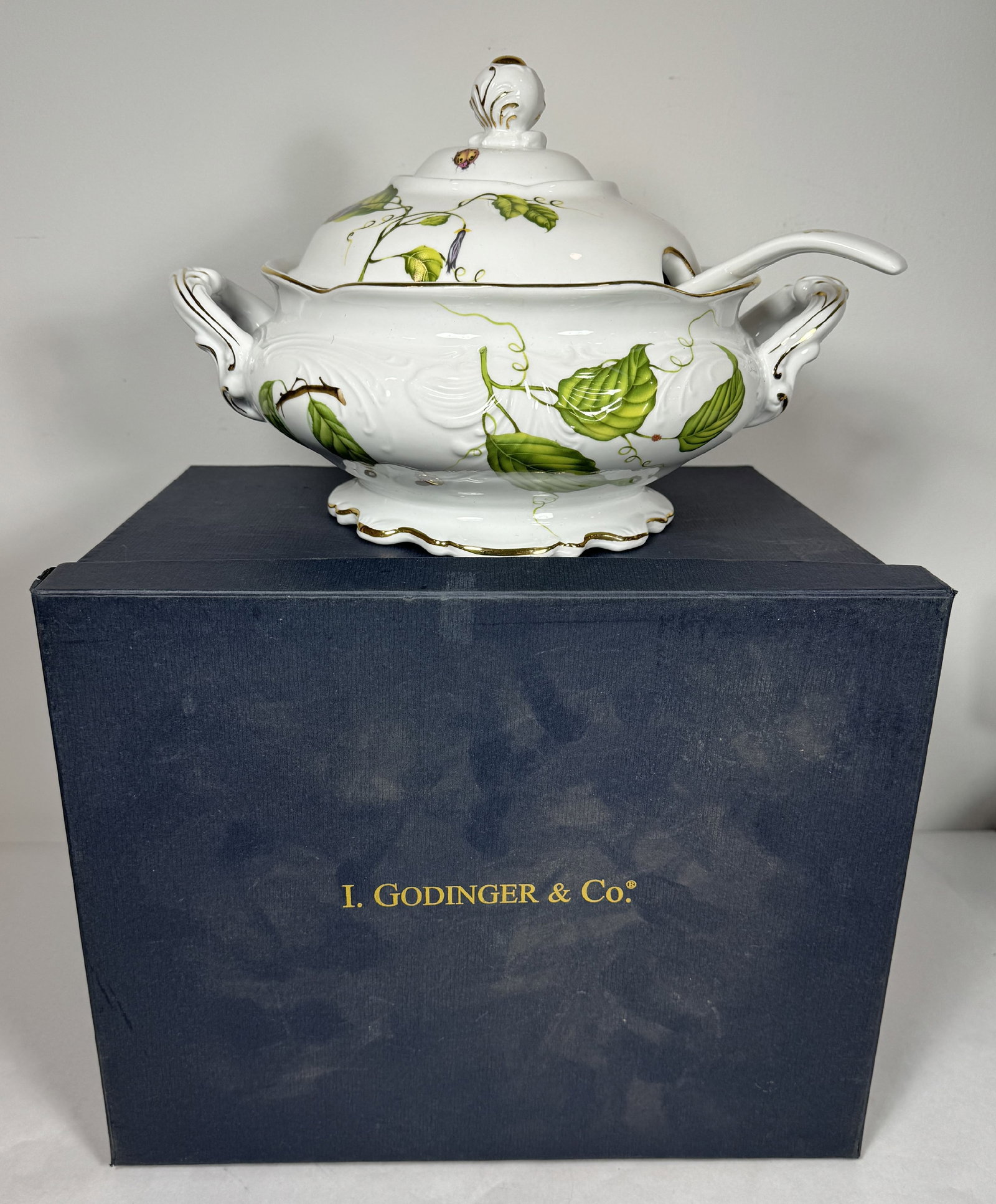 A LARGE GODDINGER SOUP TUREEN WITH PRESENTATION BOX, 13" X 10" X 10.5": A LARGE GODDINGER SOUP TUREEN WITH PRESENTATION BOX, 13" X 10" X 10.5"