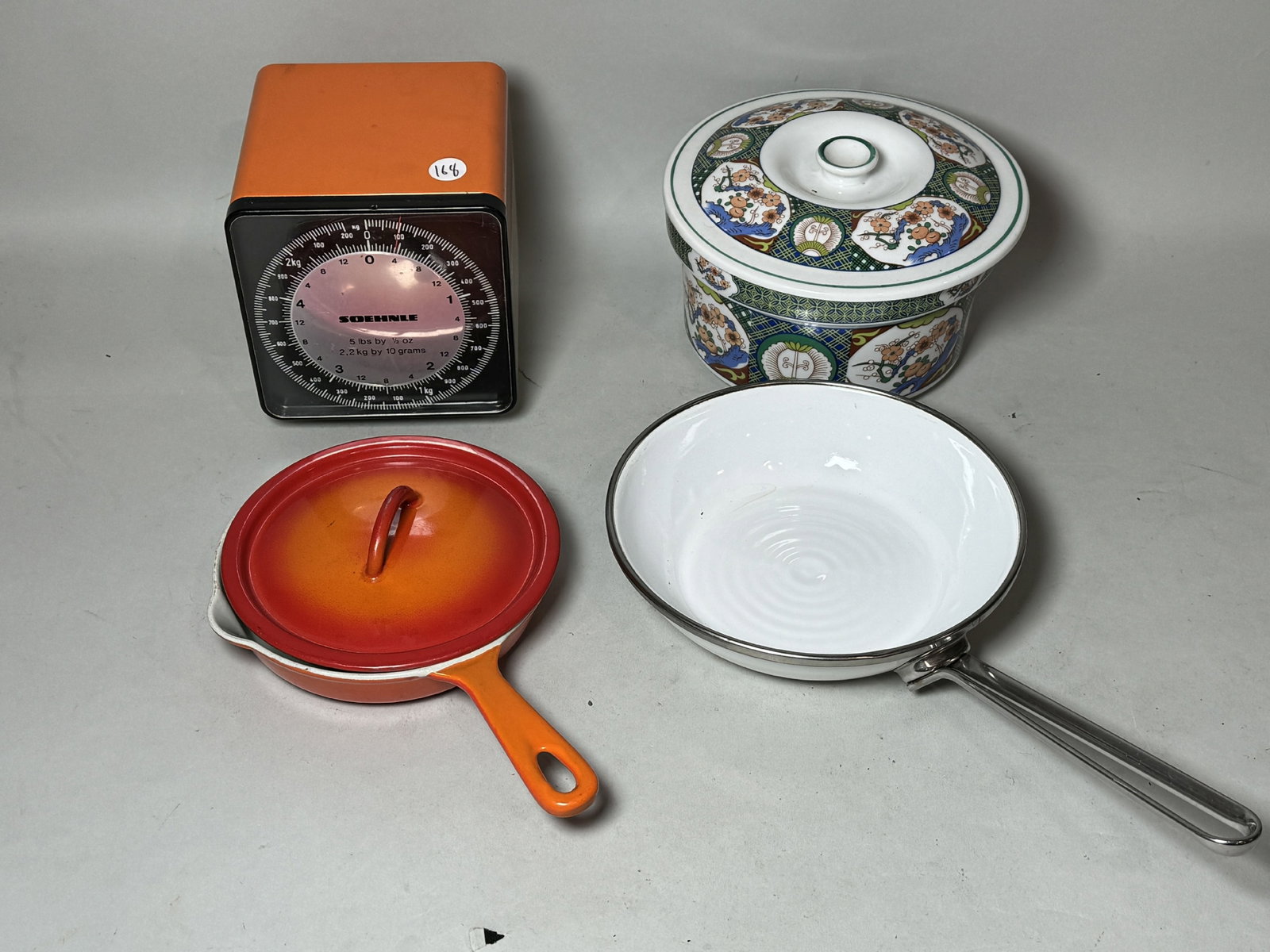 LE CREUSET LIKE NEW FRY PAN, LIKE NEW ENAMEL FRY PAN, AND A JOHN SIMMONS CASSEROLE. 6.5" DIAMETER,: LE CREUSET LIKE NEW FRY PAN, LIKE NEW ENAMEL FRY PAN, AND A JOHN SIMMONS CASSEROLE. 6.5" DIAMETER, 8" DIAMETER, AND 8" DIAMETER X 5" TALL RESPECTIVELY