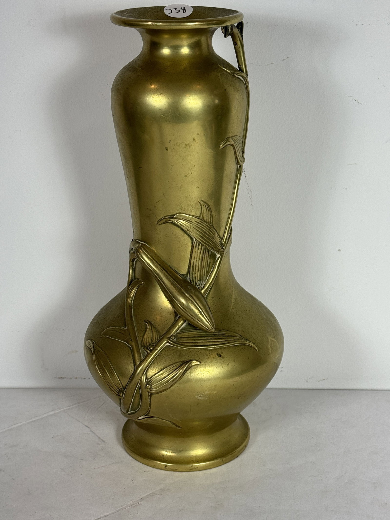 A JAPANESE ANTIQUE BRASSVASE WITH LILLIES, 12" TALL: A JAPANESE ANTIQUE BRASSVASE WITH LILLIES, 12" TALL