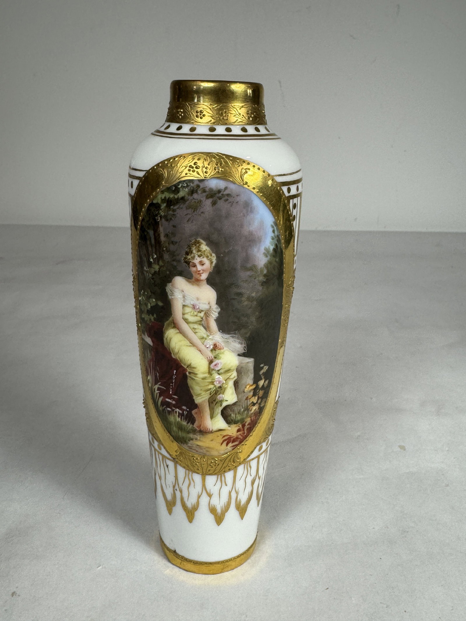 A HANDPAINTED KAISER CABINET VASE, 7" TALL: A HANDPAINTED KAISER CABINET VASE, 7" TALL
