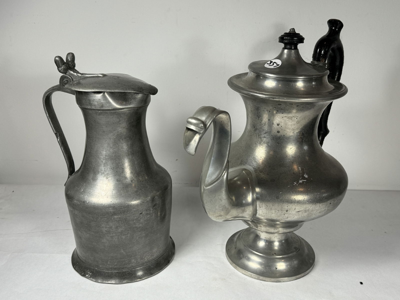 AN EARLY 19TH CENTURY PEWTER TANKARD AND A PEWTER TEAPOT, 12" AND 11" (1 of 8)