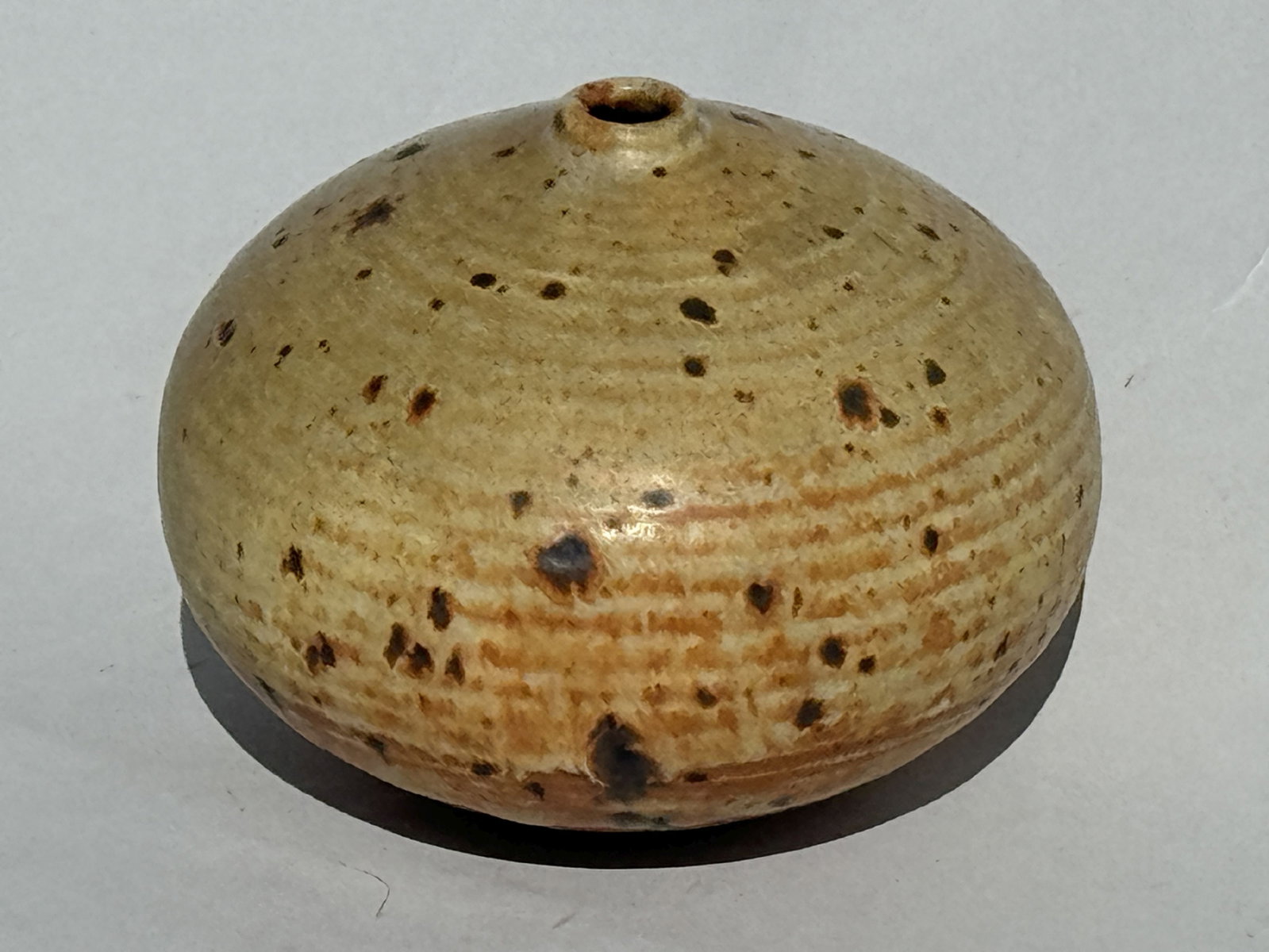 OTTO AND VIVIKA HEINO STUDIO POTTERY VASE, 5.5" DIAMETER X 4.5" TALL: OTTO AND VIVIKA HEINO STUDIO POTTERY VASE, 5.5" DIAMETER X 4.5" TALL