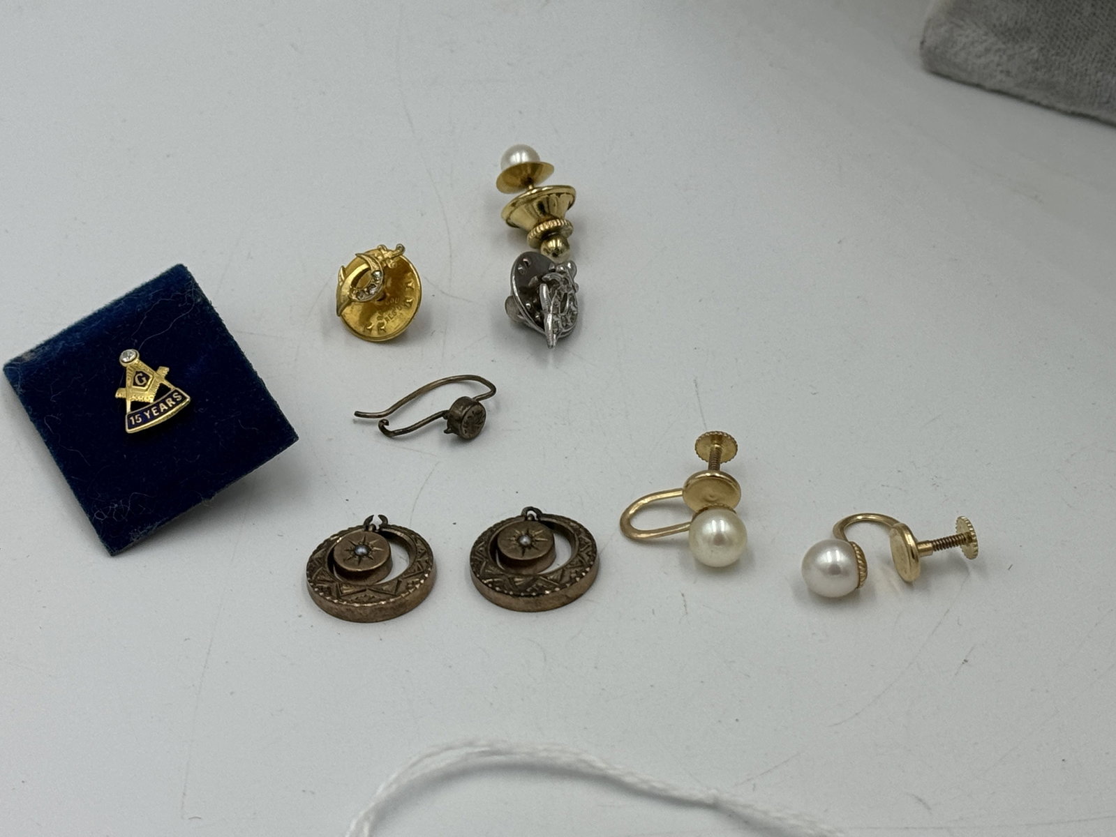A PAIR OF 14K GOLD PEARL EARRINGS AND PINS: A PAIR OF 14K GOLD PEARL EARRINGS AND PINS