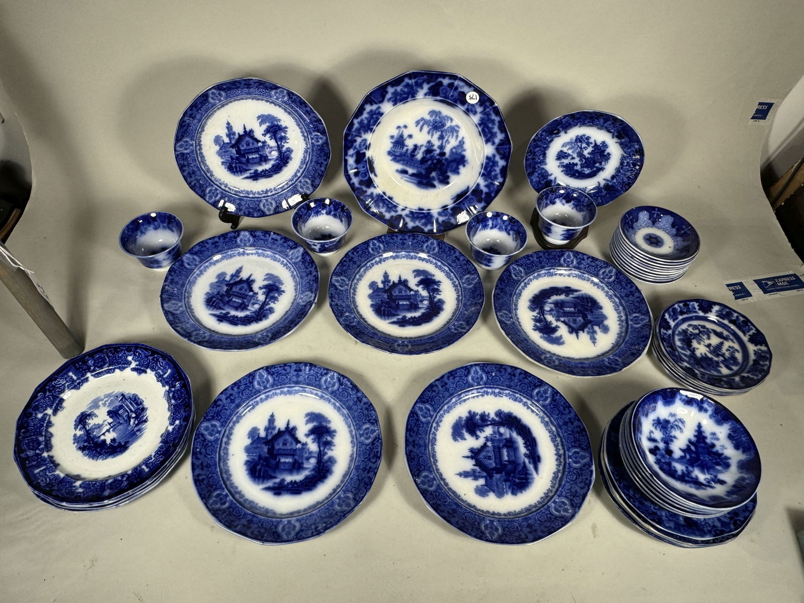 40+ PIECES FLOW BLUE SCINDE (1 of 20)