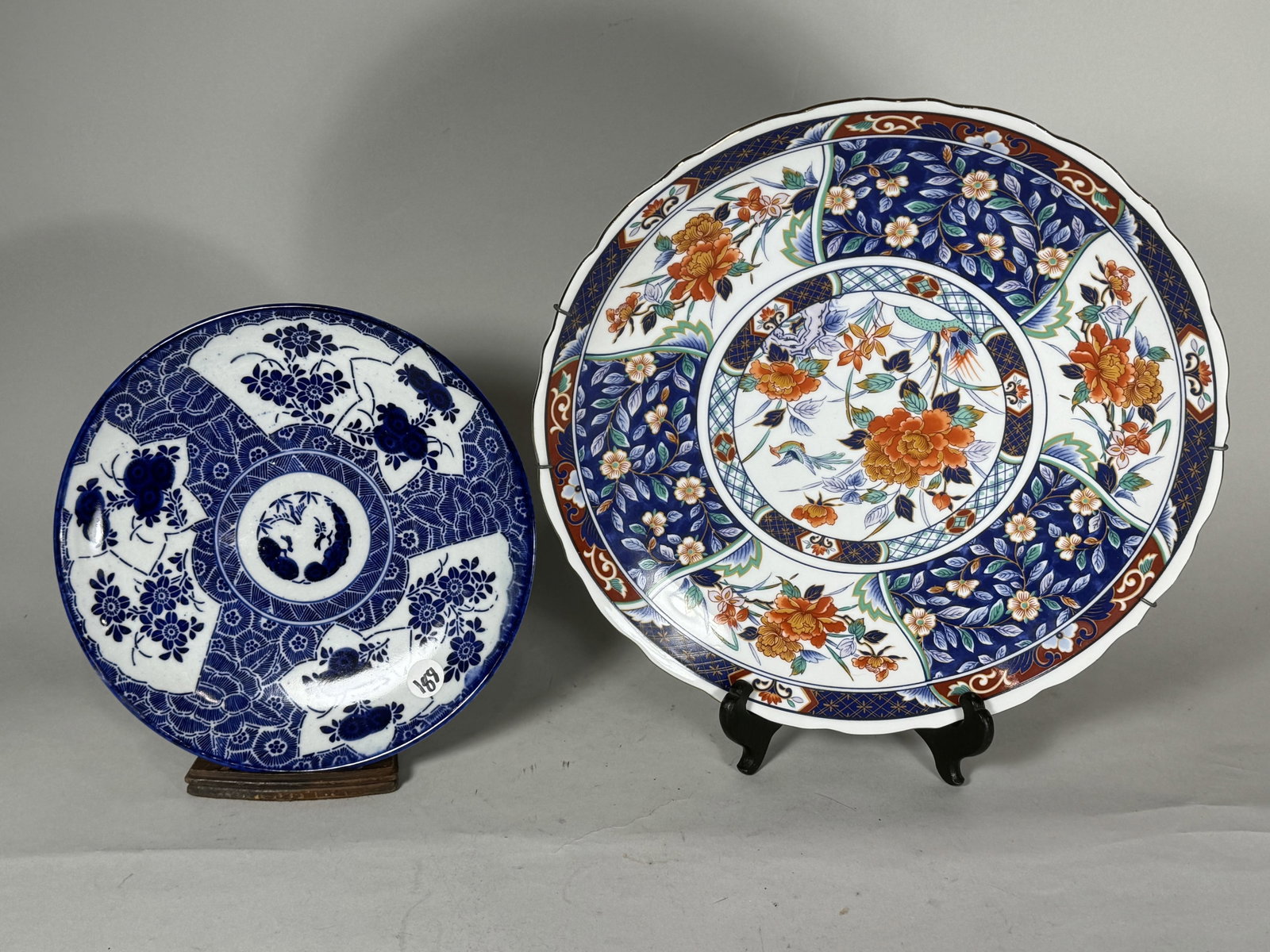 AN IMARI CHARGER AND CHINESE BLUE AND WHITE PLATES: AN IMARI CHARGER AND CHINESE BLUE AND WHITE PLATES