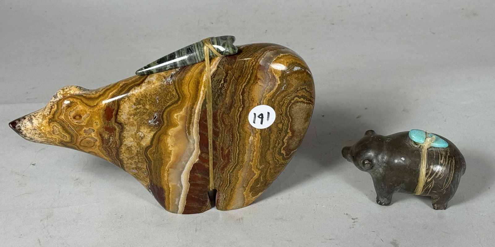 A LARGE AGATE BEAR FETISH AND A SMALL PIG FETISH (1 of 6)