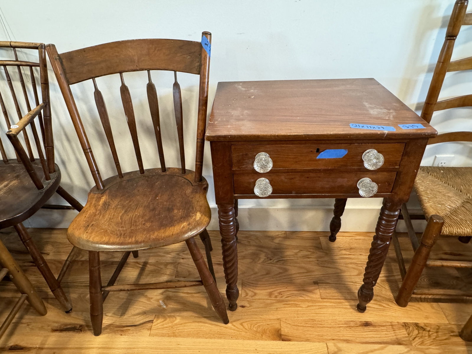 A TWO DRAWER WORK STAND AND A PLANK SEAT ARROWHEAD WINDSOR: A TWO DRAWER WORK STAND AND A PLANK SEAT ARROWHEAD WINDSOR