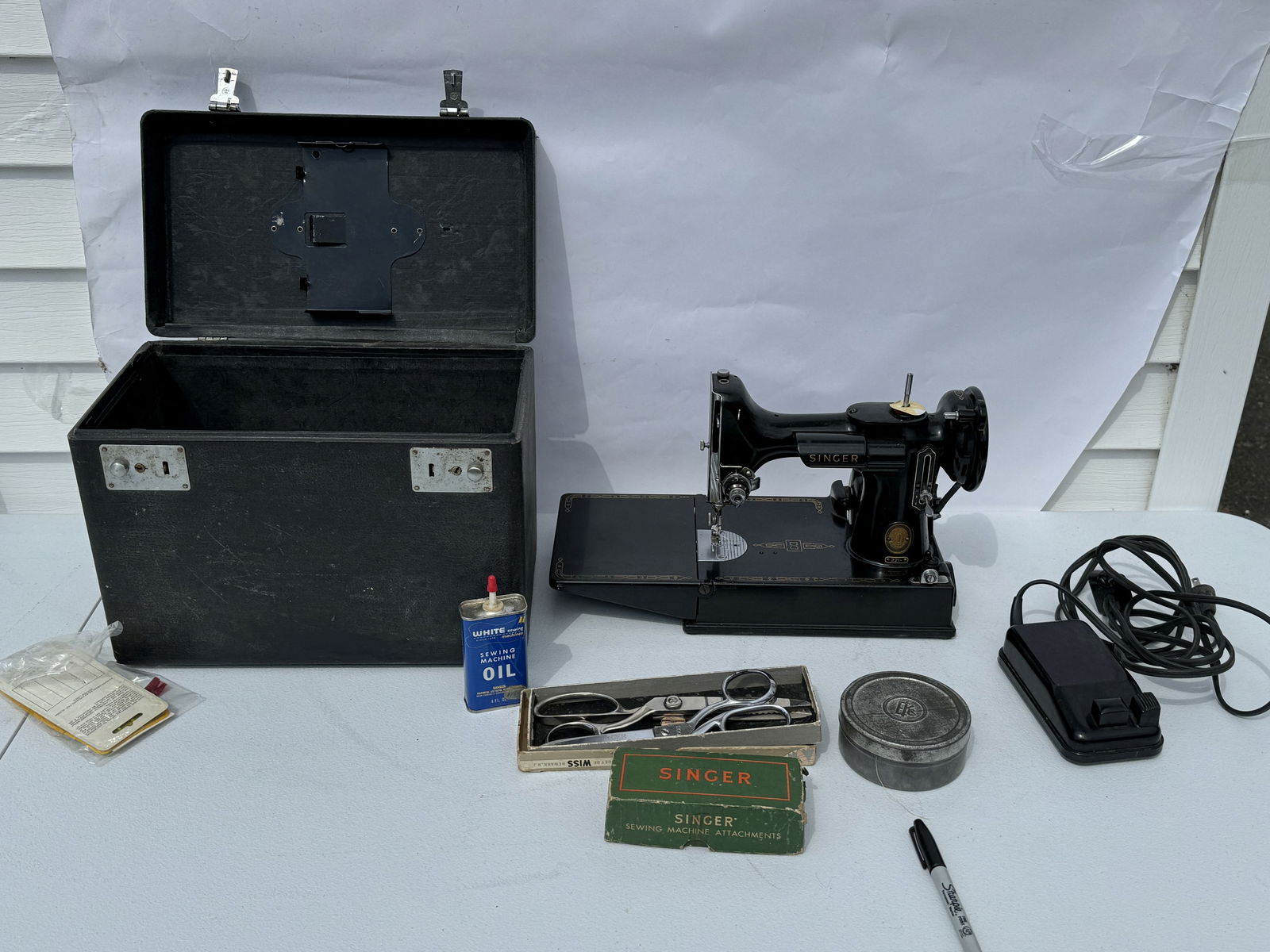 SINGER FEATHERWEIGHT SEWING MACHINE (1 of 4)