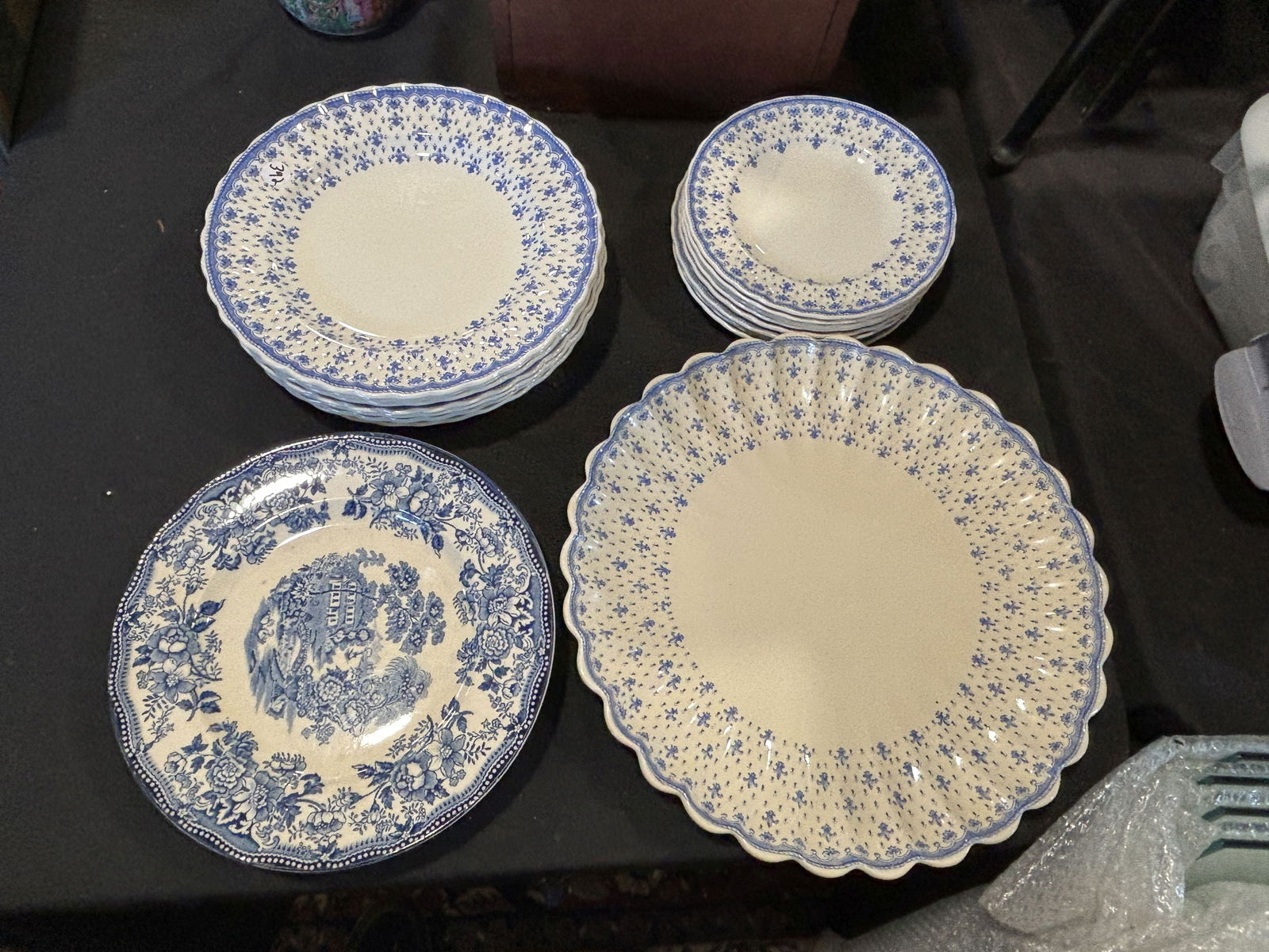 EIGHT SPODE FLEUR DE LIS PLATES, A SPODE FLEUR DE LIS PLATTER, AND FOUR CLARICE CLIFF TONKIN PLATES, (1 of 7)