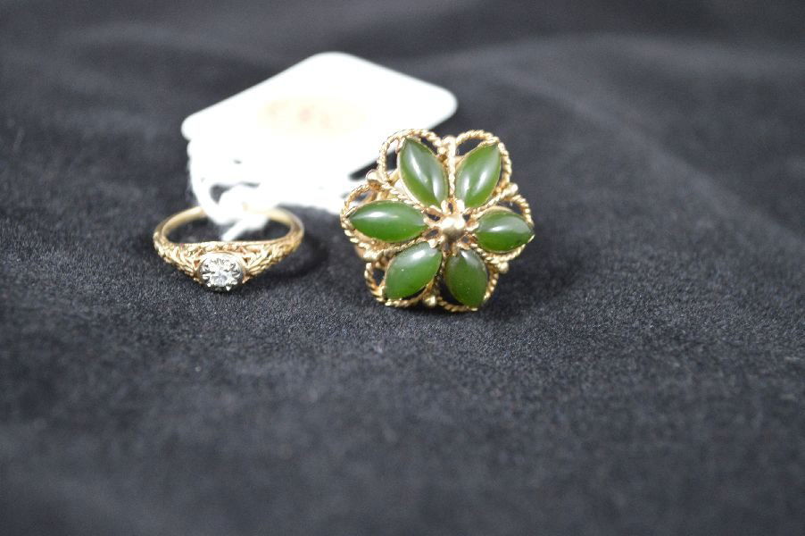 A VINTAGE 10K GOLD DIAMOND RING AND A 10K GOLD R: A VINTAGE 10K GOLD DIAMOND RING AND A 10K GOLD RING WITH GREEN STONES (8.4 G)