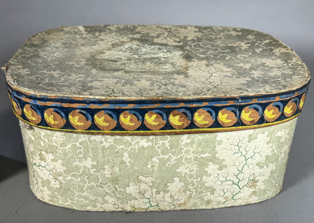 A FINE 19TH CENTURY BAND BOX, 12" X 8" X 5": A FINE 19TH CENTURY BAND BOX, 12" X 8" X 5"
