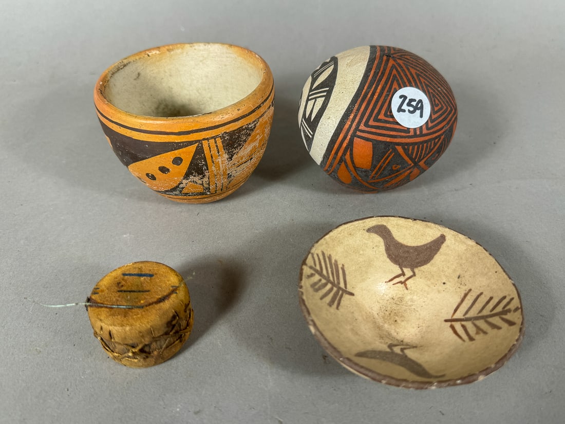THREE SMALL NATIVE AMERICAN POTS, 3.5" X 2.5" (1 of 3)