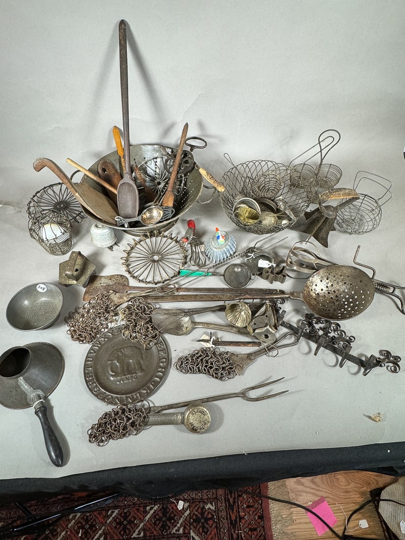 LARGE LOT OF ANTIQUE KITCHEN ITEMS (1 of 7)