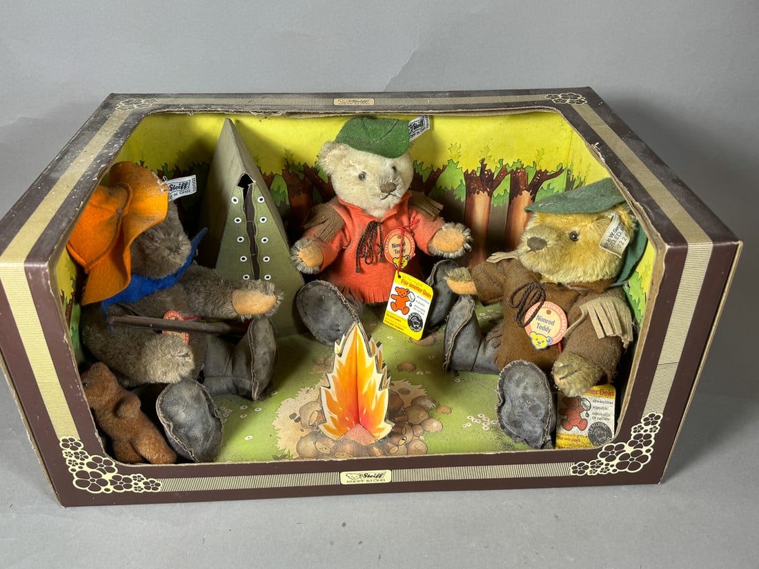 BOXED STEIFF ENSEMBLE "HUNTING TRIP", 15.5" X 10" X 8": BOXED STEIFF ENSEMBLE "HUNTING TRIP", 15.5" X 10" X 8"