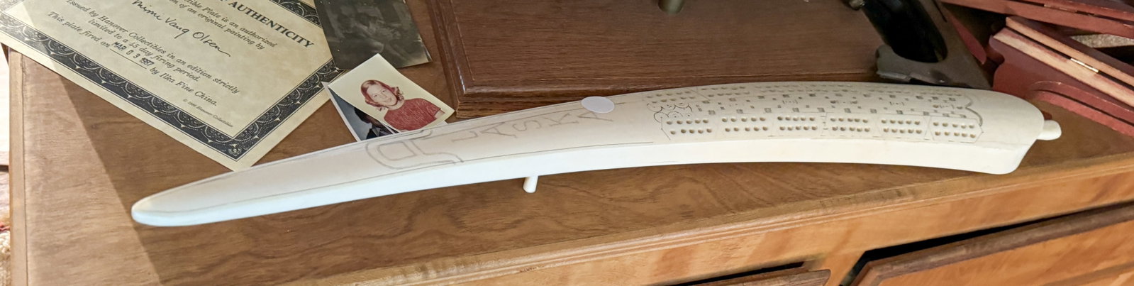 A LARGE ALASKAN BONE CRIBBAGE BOARD: A LARGE ALASKAN BONE CRIBBAGE BOARD