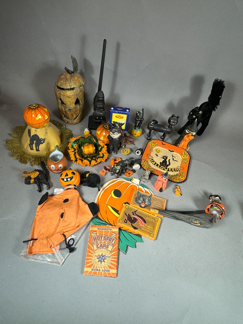 TRAY LOT OF VINTAGE HALLOWEEN ITEMS INCLUDES BLACK CAT BOBBLEHEAD, 9" AND SMALLER (1 of 11)