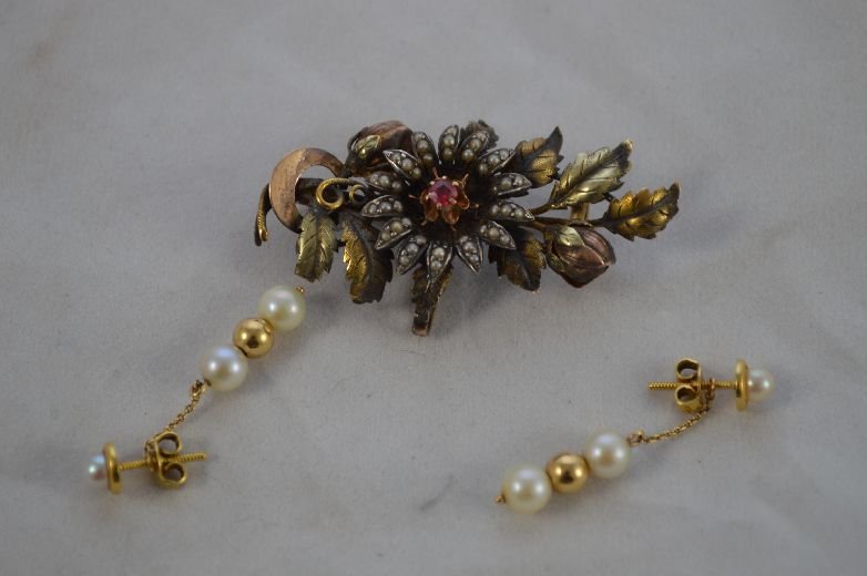 18K Gold & pearl earrings and 18K gold Victoria: 18K gold & pearl dearrings (2.56 grams including pearls) and 18K gold Vicotrian foliate decorated broach with pearls and rubies