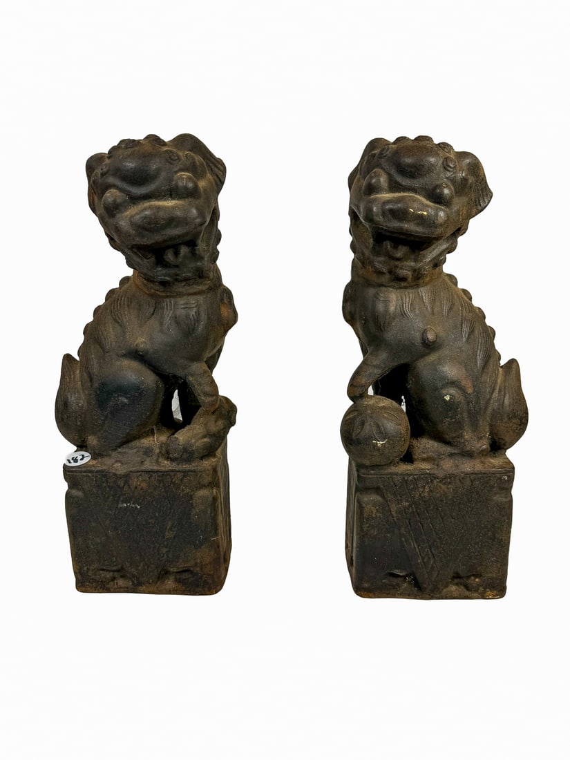 A PAIR OF CAST IRON FOO DOGS, 13" TALL: A PAIR OF CAST IRON FOO DOGS, 13" TALL